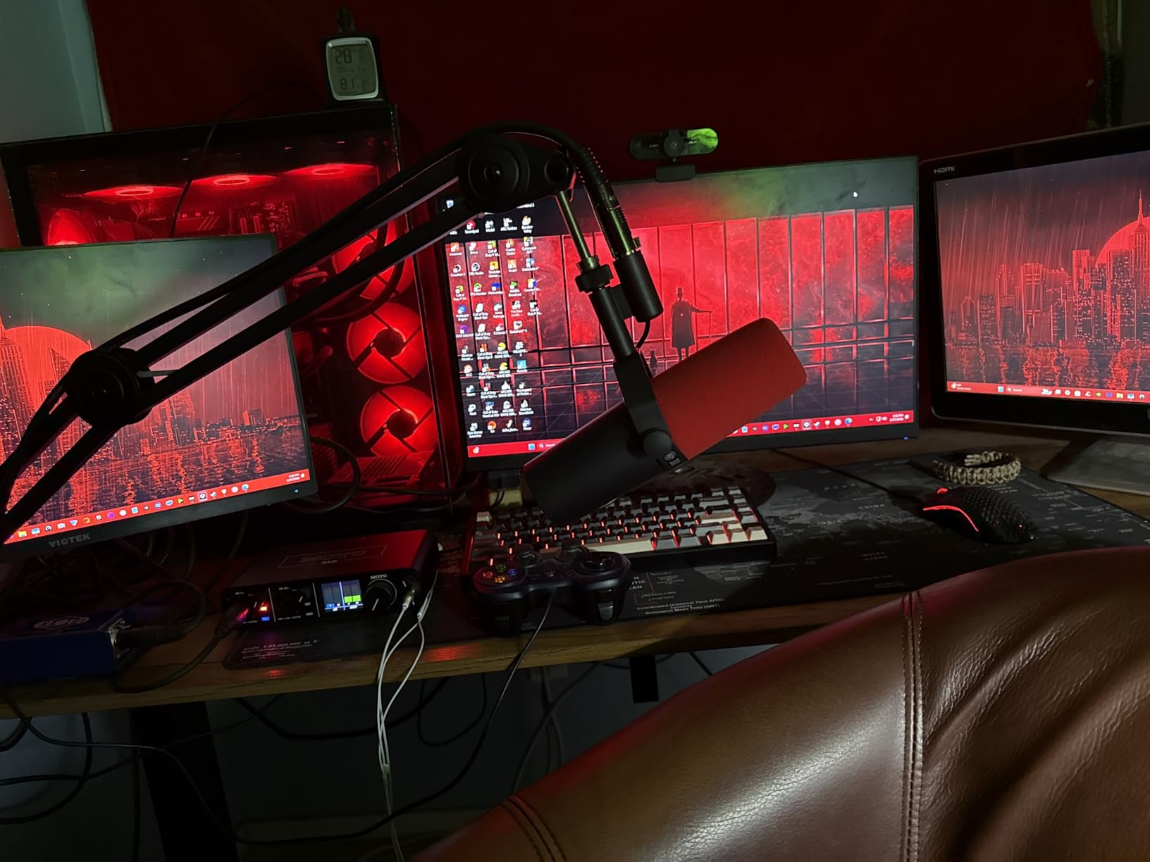 Shure SM7B Dynamic Studio Microphone - XLR Mic for Podcasting, Streaming, Vocal Recording & Broadcasting, Wide Frequency Range, Smooth Warm Audio, Detachable Windscreen, Black customer photo 2