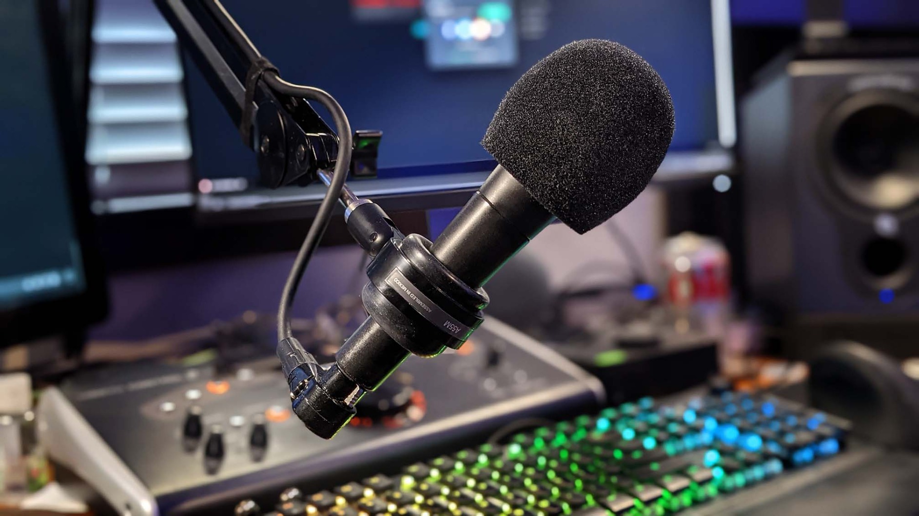 Shure A55M Shock Mount Microphone Clip - Shockstopper Isolation Mount and Adapter for Handheld Mics with 3/4 (25-30mm) Barrel Diameter including Shure models SM, KSM, and more customer photo 1