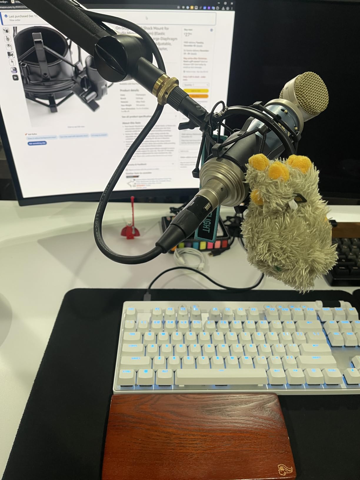 On-Stage MY410 Shock Mount for Studio Mics (42-48 mm) (Elastic Suspension Mount for Large-Diaphragm Condenser Microphones, Adjustable, Vibration Isolation, Steel Adapter, 5/8