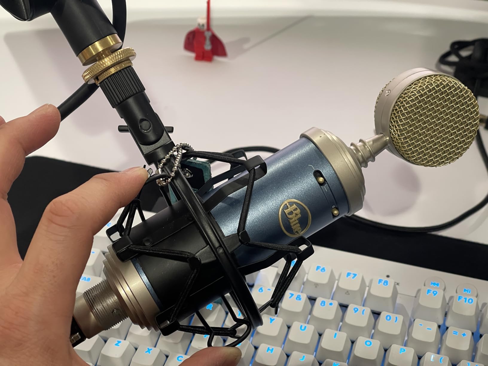 On-Stage MY410 Shock Mount for Studio Mics (42-48 mm) (Elastic Suspension Mount for Large-Diaphragm Condenser Microphones, Adjustable, Vibration Isolation, Steel Adapter, 5/8