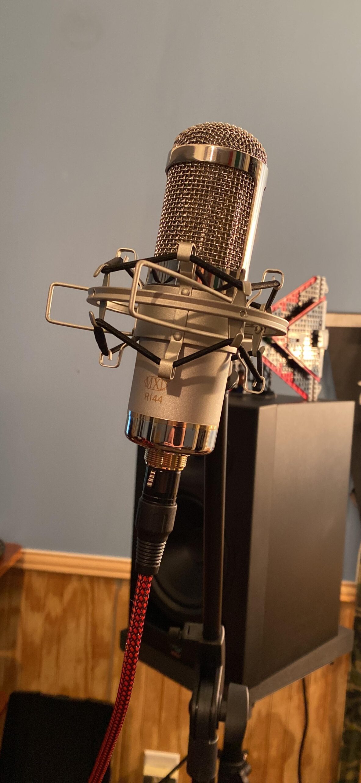 MXL R144 Multi-Purpose Ribbon Microphone with Shockmount, Purple customer photo 2