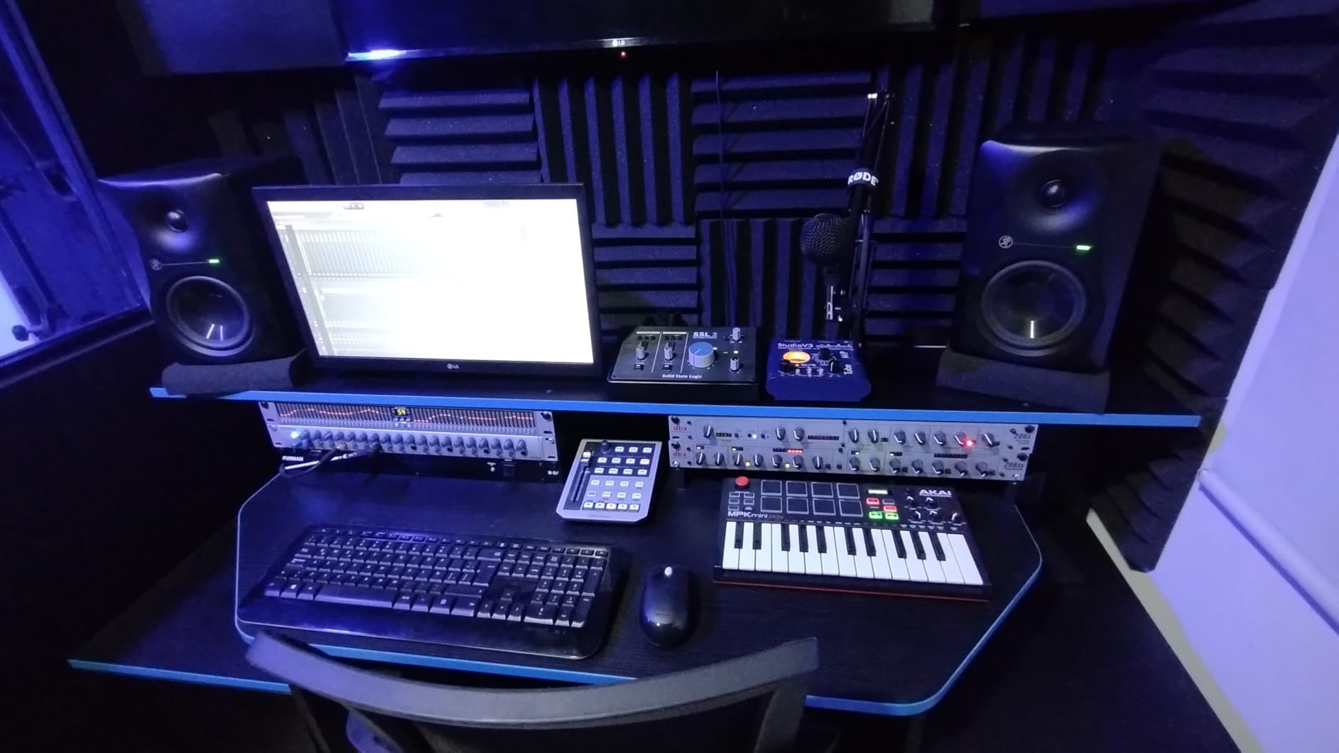 dbx DBX286SV Instrument, Microphone Preamp & Channel Strip Processor, with Compression, De-Esser, Enhancer, Expander/Gate, Loop-Out. Metering LEDs, XLR and 1/4