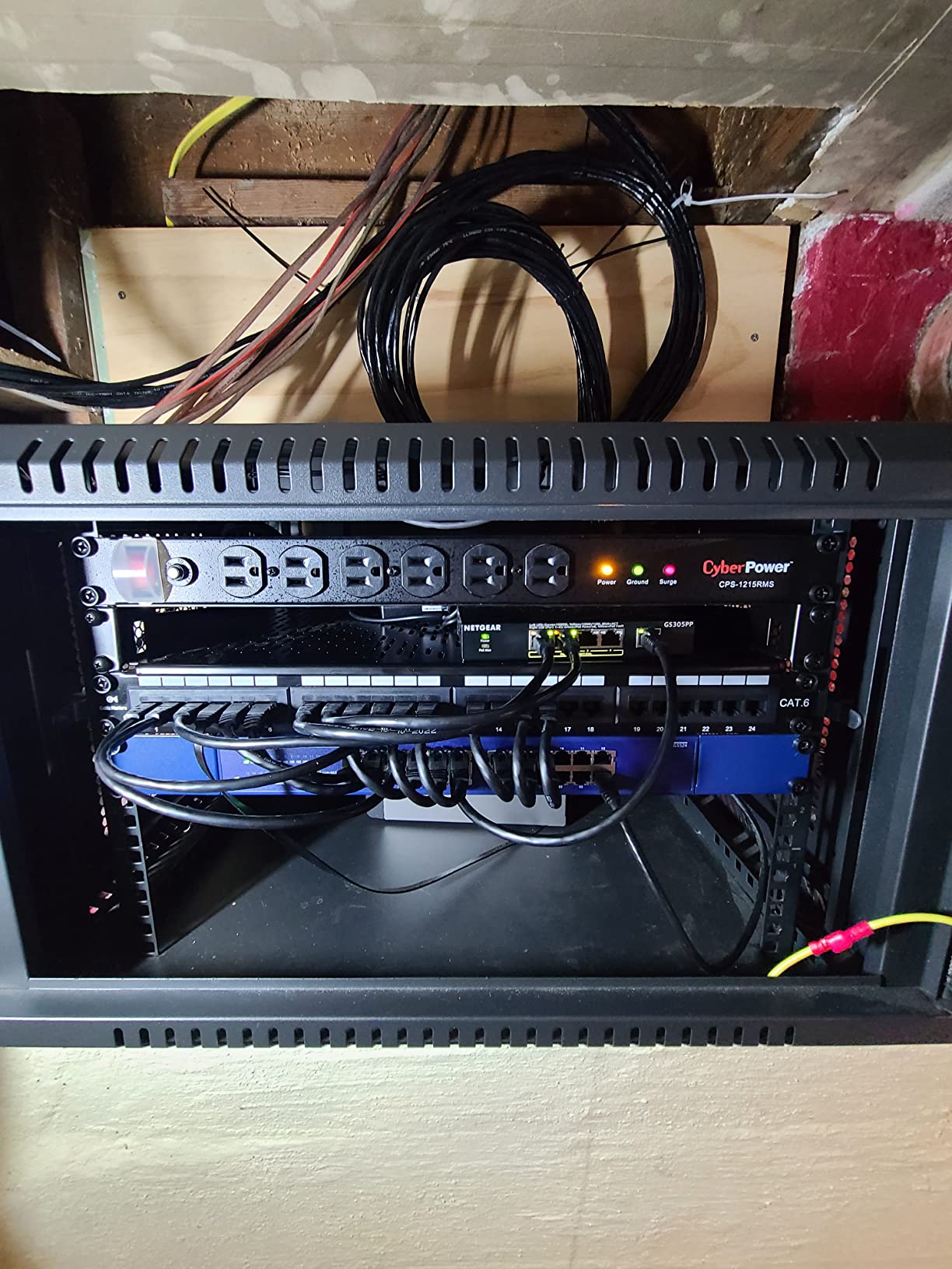 Cable Matters [UL Listed] 24 Port Patch Panel Rackmount or Wall Mount 19-Inch, 1U Cat6 Network Patch Panel for 10 Gigabit Ethernet, 110 or Krone Impact Tools Compatible customer photo 1