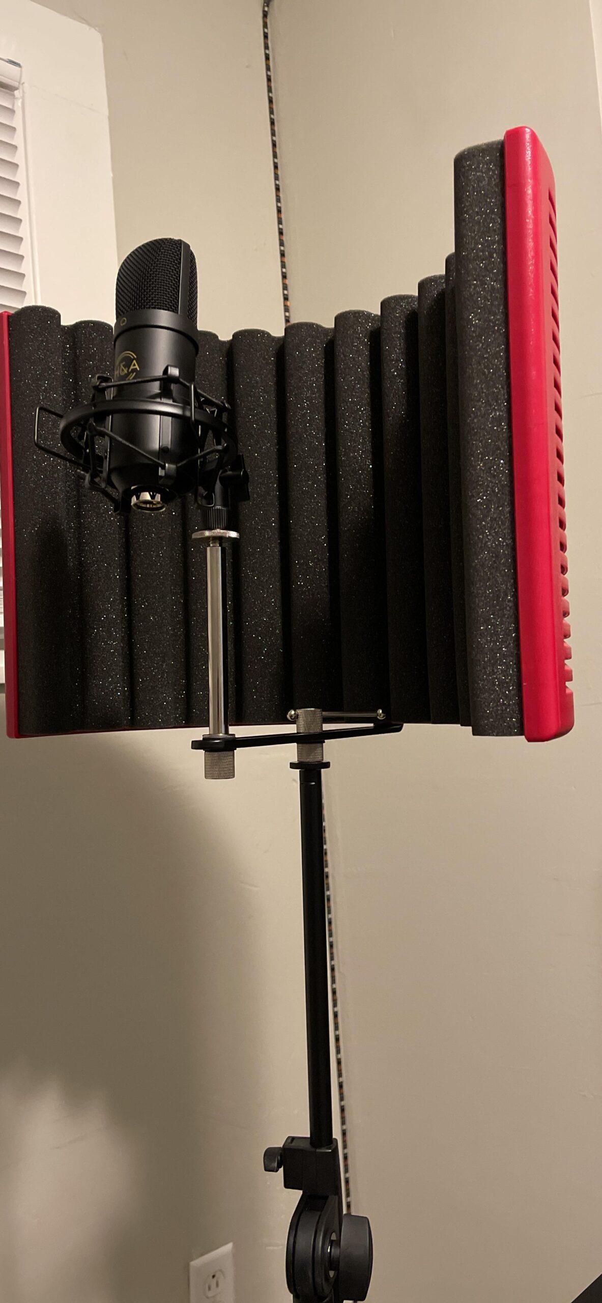 sE Electronics RF-X Reflexion Filter - Portable Microphone Isolation Shield for Recording Music, Podcasts & Voice-Overs - Four-Layer Acoustic Sound Shield for Home Recording Studio Equipment (Black) customer photo 1