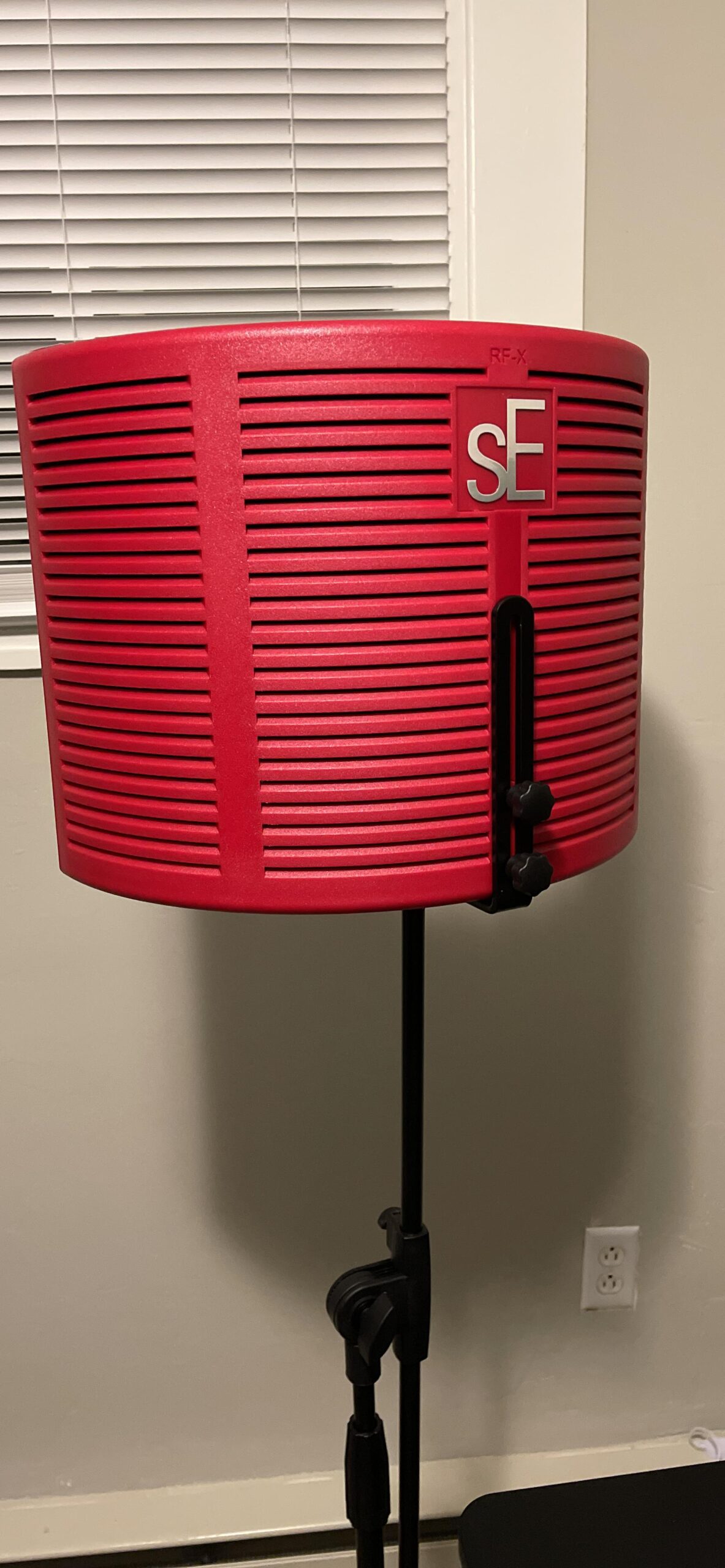 sE Electronics RF-X Reflexion Filter - Portable Microphone Isolation Shield for Recording Music, Podcasts & Voice-Overs - Four-Layer Acoustic Sound Shield for Home Recording Studio Equipment (Black) customer photo 2