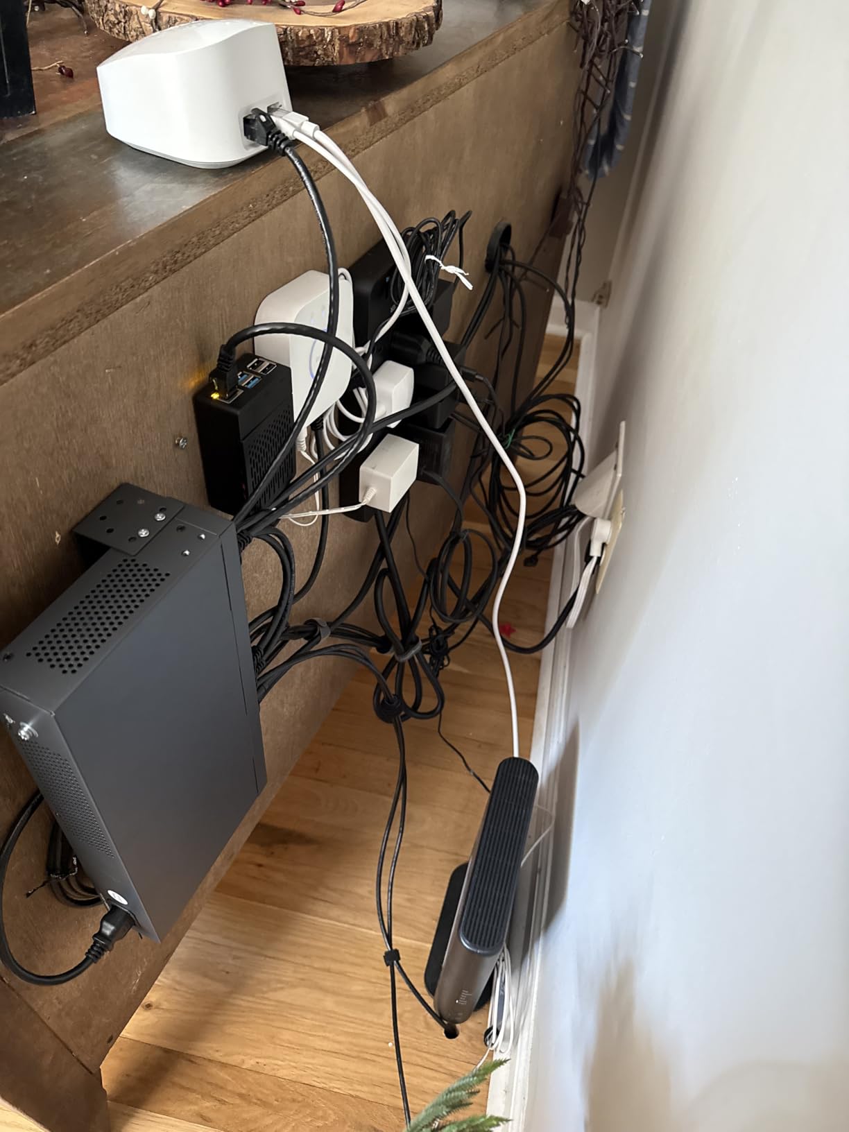 TP-Link 24 Port Gigabit Switch Easy Smart Managed Plug & Play Desktop/Rackmount Sturdy Metal w/ Shielded Ports Support QoS, Vlan, IGMP & LAG (TL-SG1024DE) customer photo 1