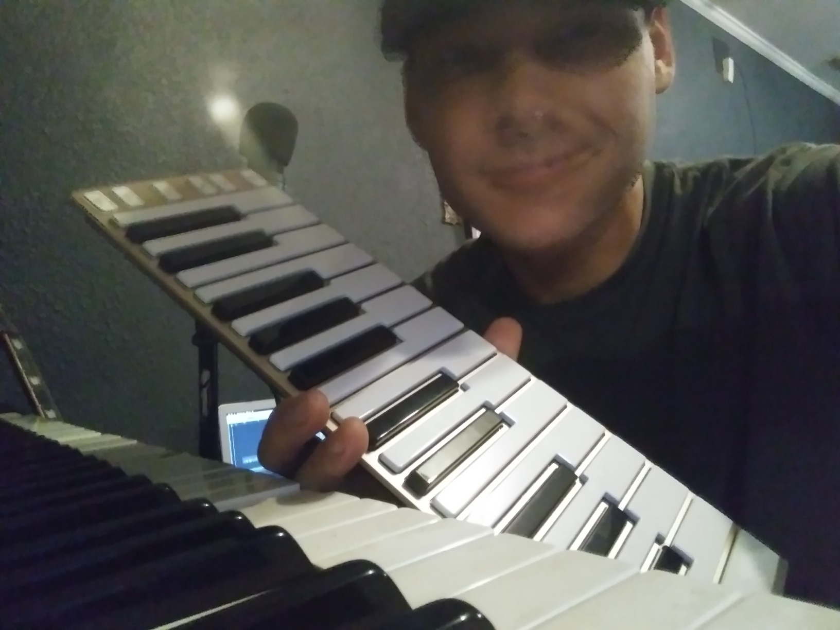 Xkey 25 USB MIDI Keyboard - Apple-Style Ultra-Thin Aluminum Frame, 25 Full-Size Velocity-Sensitive Keys, Polyphonic Aftertouch, Ultra-Low Latency customer photo 2