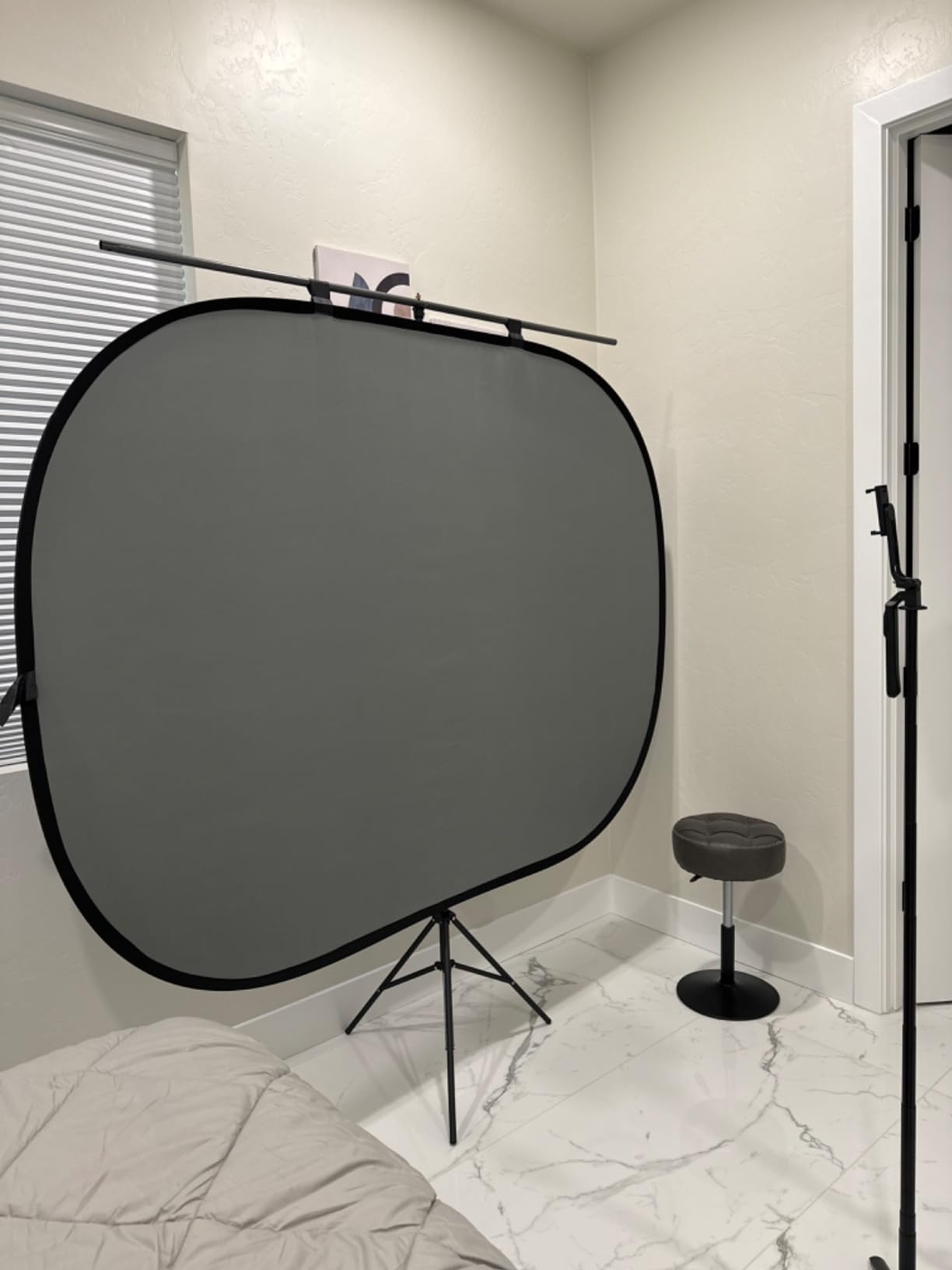 NEEWER Chromakey Backdrops, Double Sided Green Screen and Blue Screen, 2 in 1 Collapsible and Reversible Background for Photography, Gaming and Live Streaming, 5'×6.6'/1.5m×2m (Green/Blue) customer photo 2