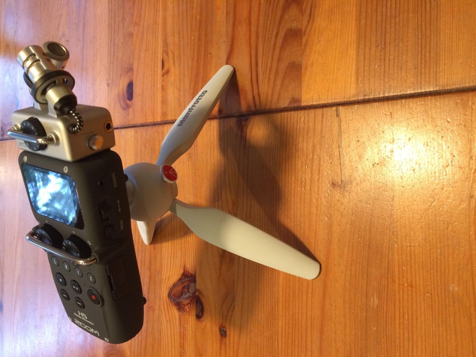 Zoom H5 4-Track Portable Recorder for Audio for Video, Music, and Podcasting, Stereo Microphones, 2 XLR/TRS Inputs, USB Audio Interface, Battery Powered customer photo 1