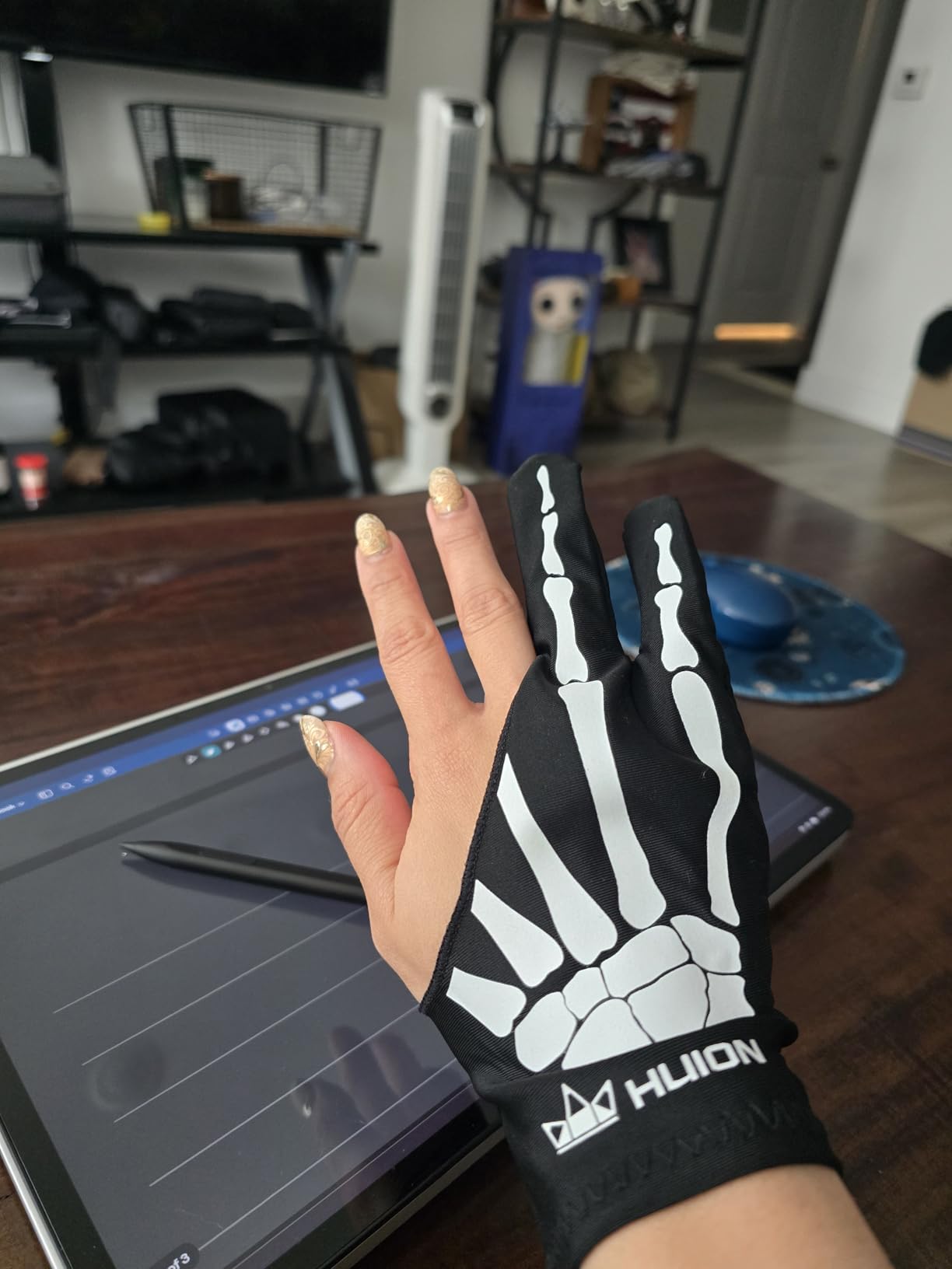 HUION Skeleton Artist Glove for Graphic Drawing Tablet Pad Monitor Painting, Paper Sketching, Suitable for Left and Right Hand customer photo 1