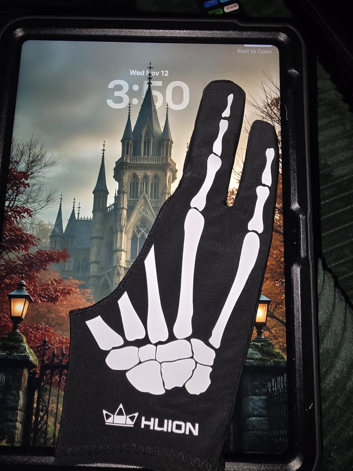 HUION Skeleton Artist Glove for Graphic Drawing Tablet Pad Monitor Painting, Paper Sketching, Suitable for Left and Right Hand customer photo 2