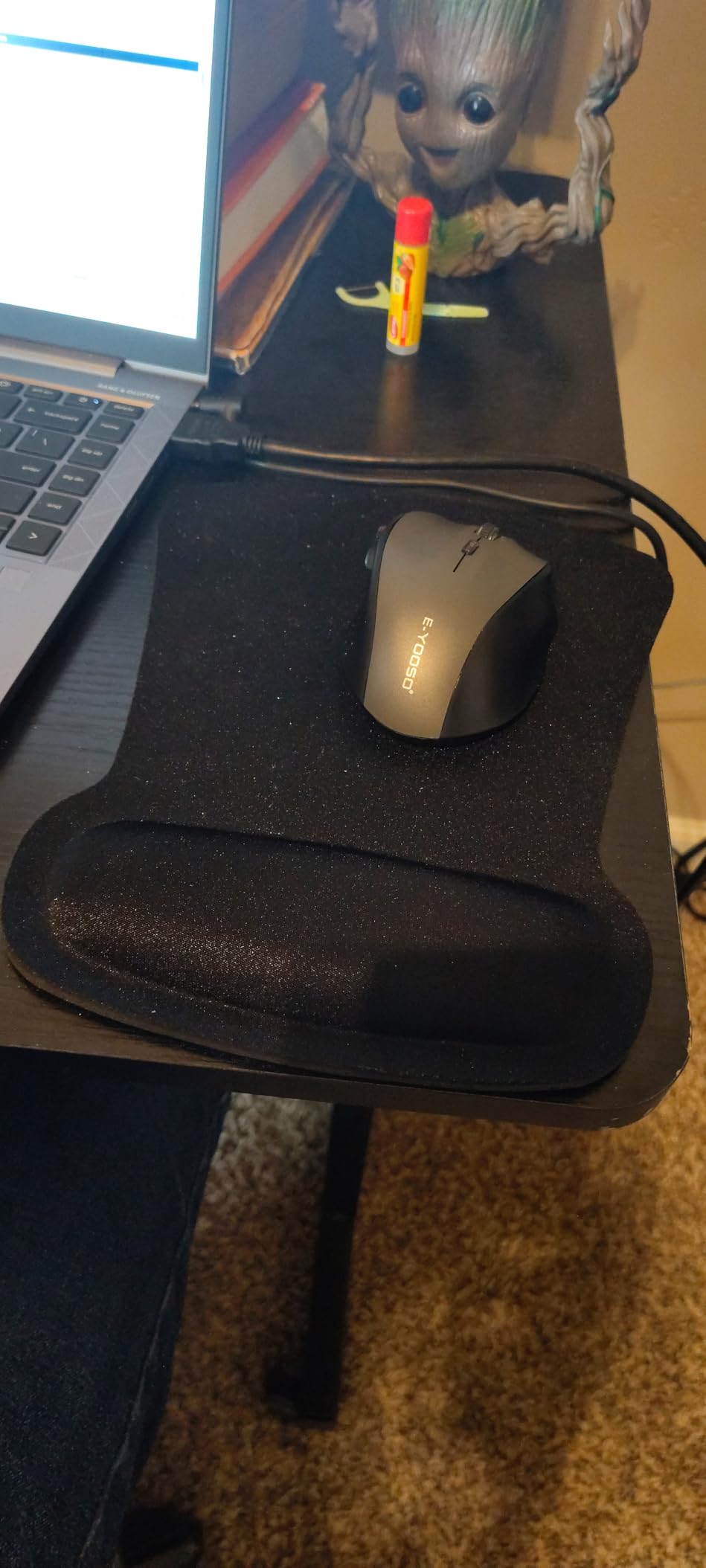 Amazon Basics Irregular Ergonomic Gel Computer Mouse Pad with Wrist Support for Pain Relief, Non-Slip, 10.1L x 8.1W inches, Black customer photo 1