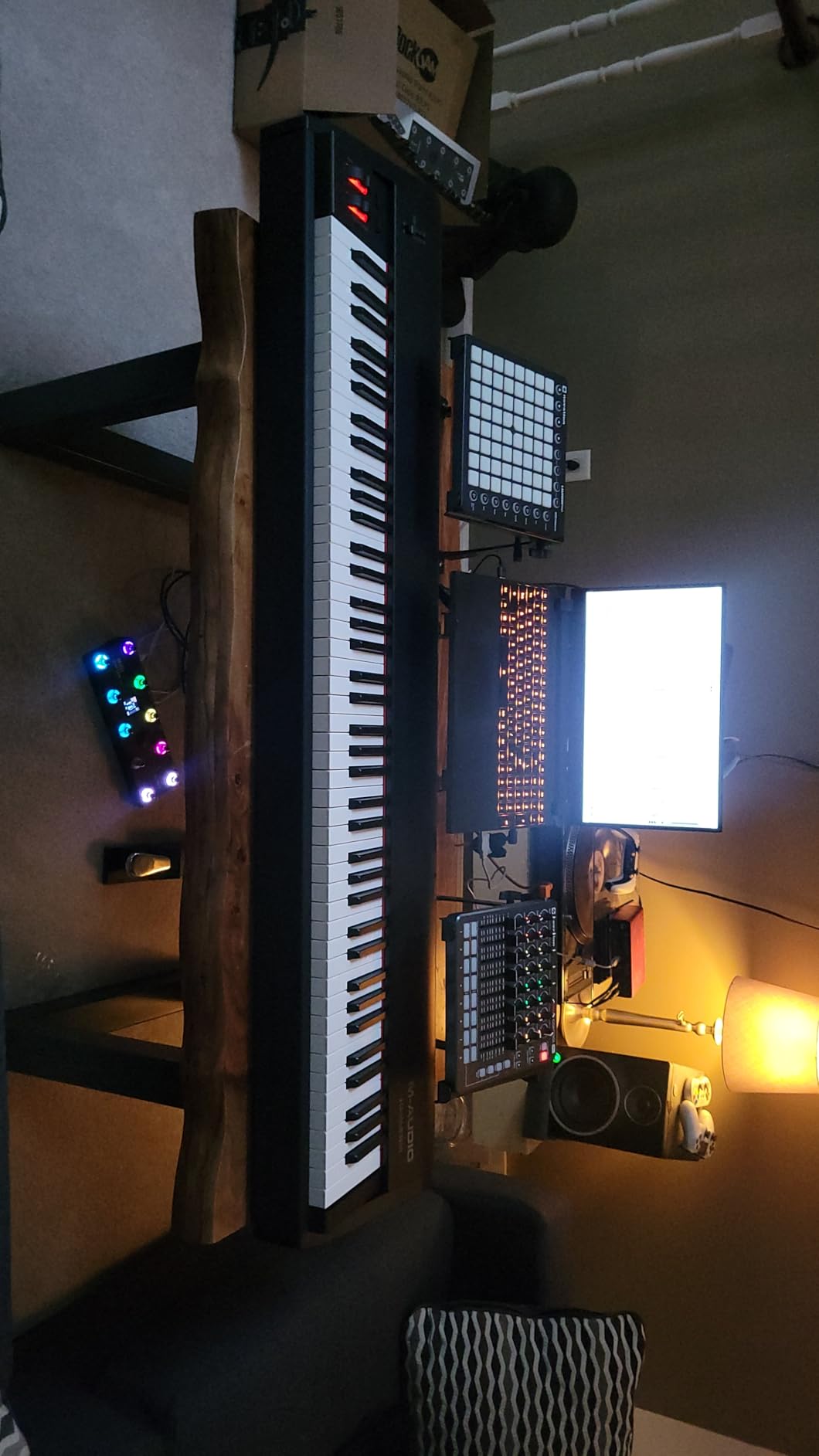 M-AUDIO Hammer 88 USB MIDI Keyboard Controller with 88 Hammer Action Piano Style Keys Including A Studio Grade Recording Software Suite customer photo 2