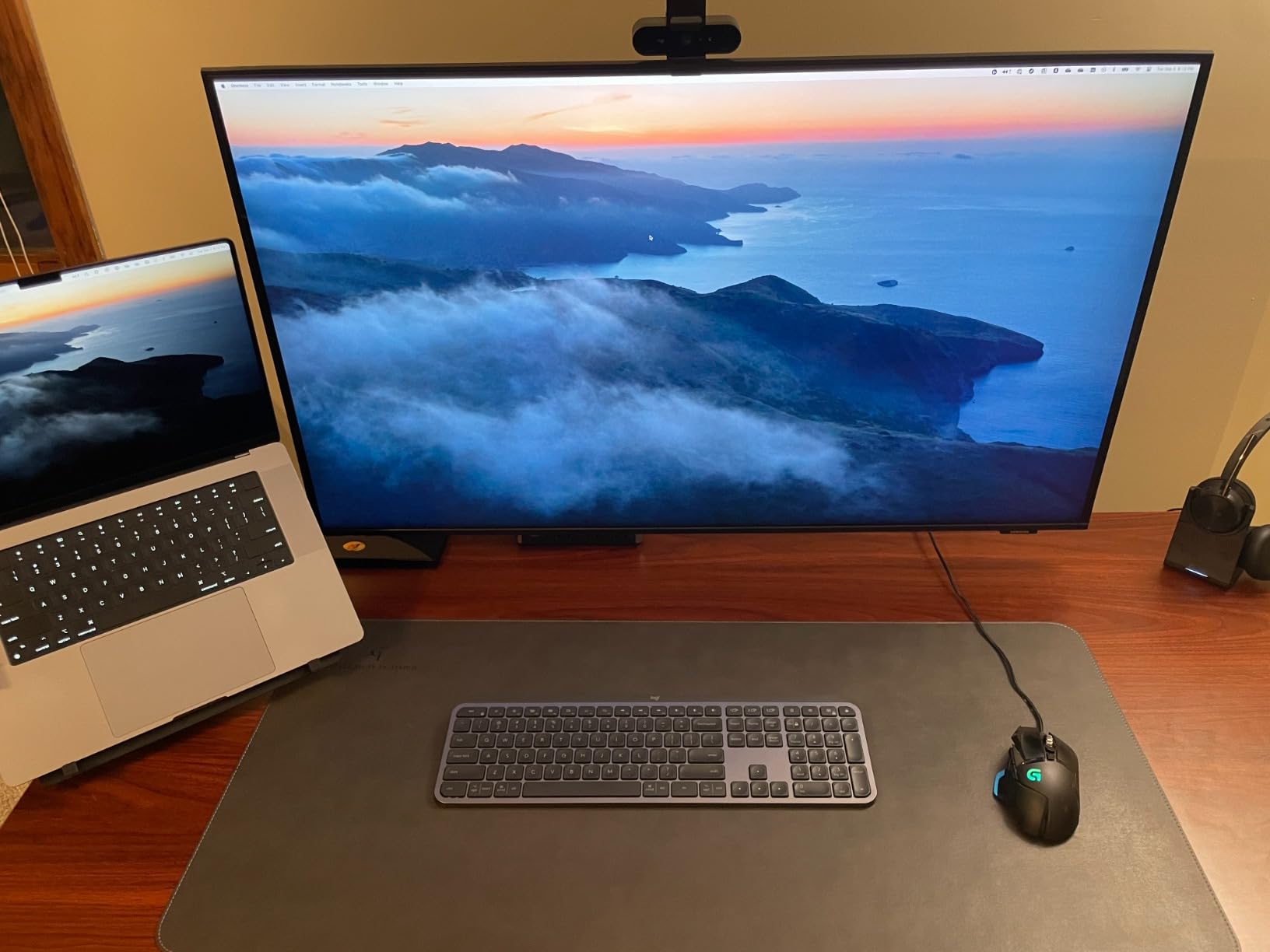 Mount-It! Laptop Desk Mount Arm with Gas Spring, Height Adjustable Laptop Stand for Desk, Fits Laptops up to 17 Inch, Full Motion Laptop Tray Mount with Clamp or Grommet Installation customer photo 2