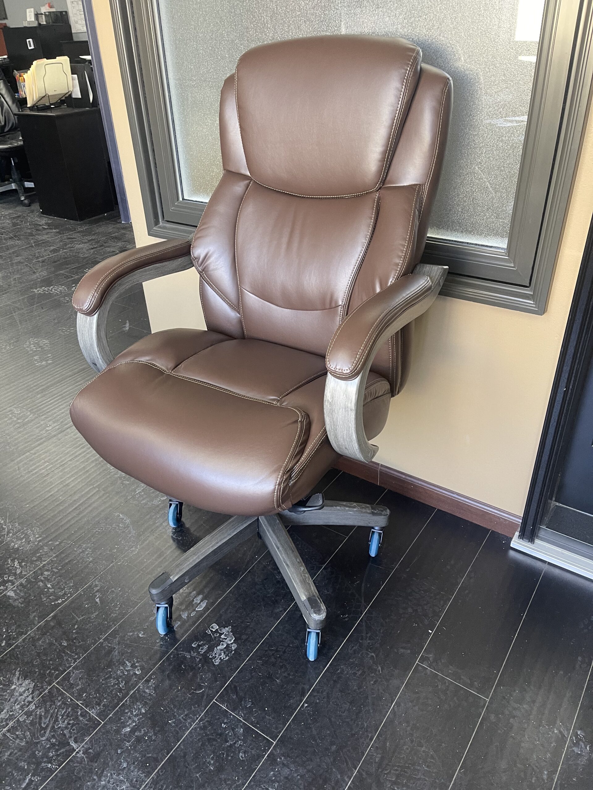 La-Z-Boy Delano Big and Tall Executive Office Chair - Ergonomic Lumbar Support Memory Foam - Bonded Leather Desk Chair for Home Office - Mahogany Wood Arms - Black customer photo 1