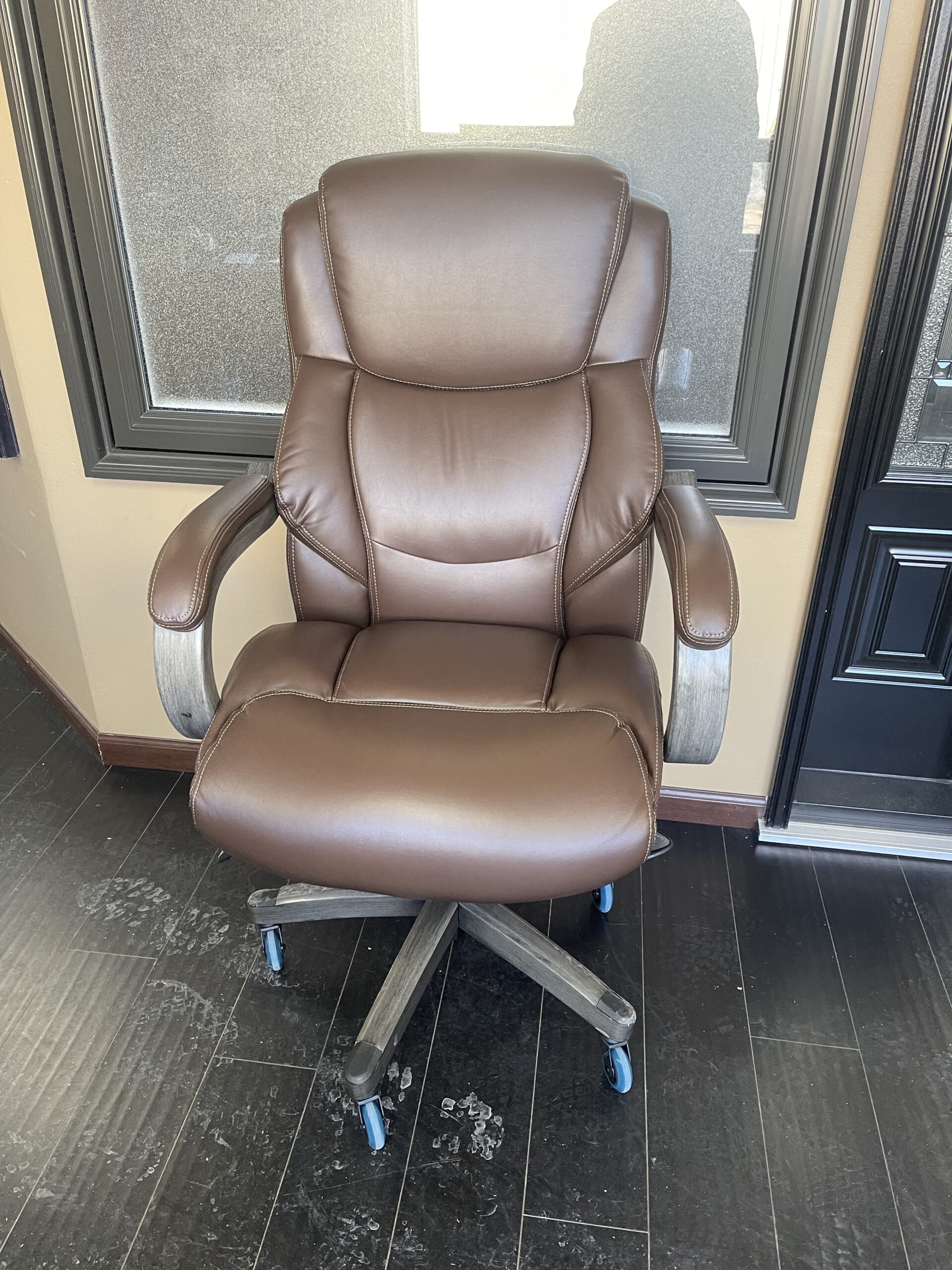 La-Z-Boy Delano Big and Tall Executive Office Chair - Ergonomic Lumbar Support Memory Foam - Bonded Leather Desk Chair for Home Office - Mahogany Wood Arms - Black customer photo 2