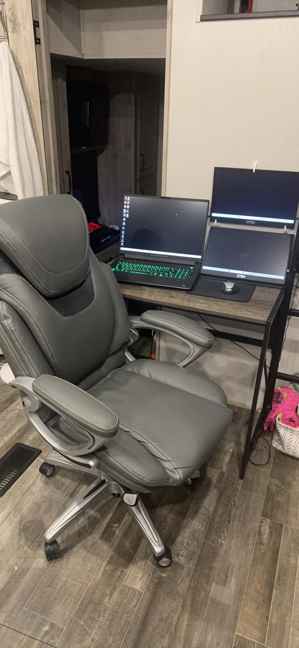 Serta Bryce Executive Office Chair - Ergonomic Computer DeskChair with Lumbar Technology - Adjustable Height - Memory Foam Body Pillows - 360° Swivel Rolling Base - Bonded Leather - Black customer photo 2