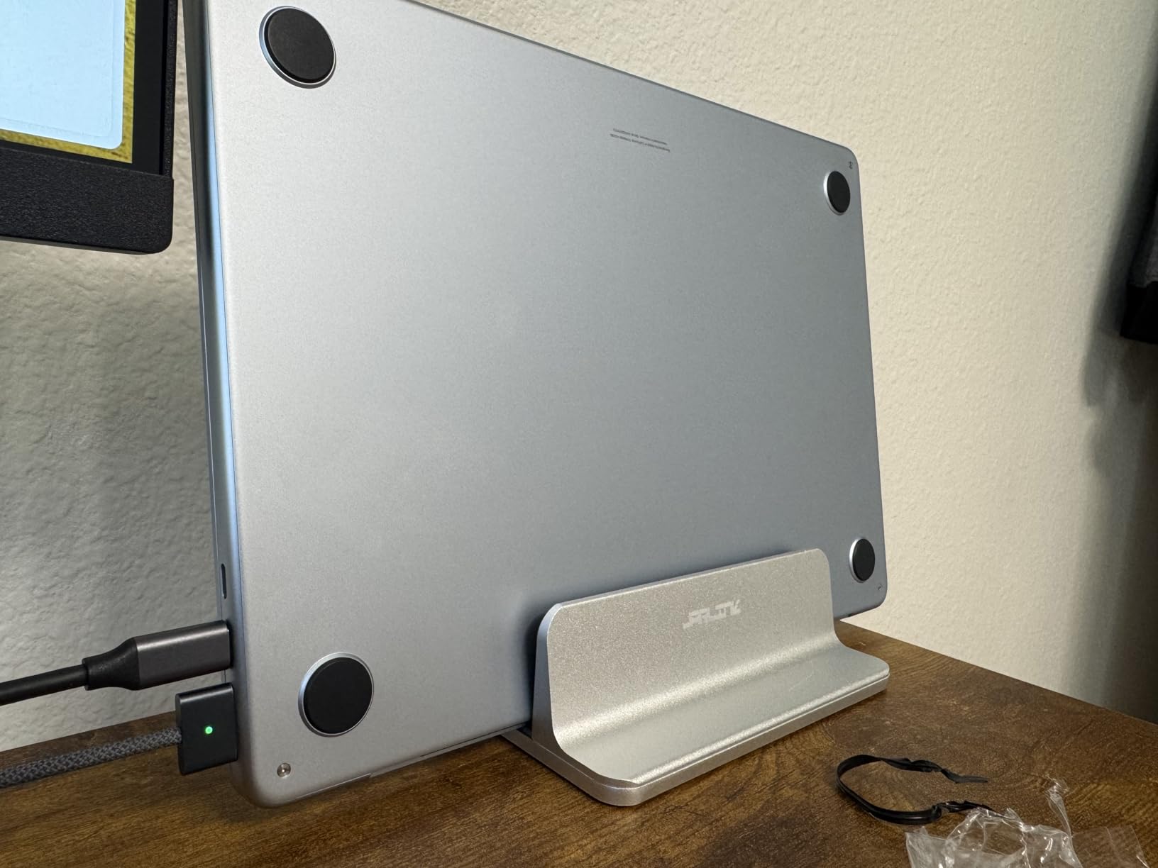 JARLINK Vertical Laptop Stand, Aluminum Laptop Holder Desktop Stand with Adjustable Dock Size (up to 17.3 inches) Compatible with All MacBook/Surface/Dell/Gaming Laptops (Silver) customer photo 1