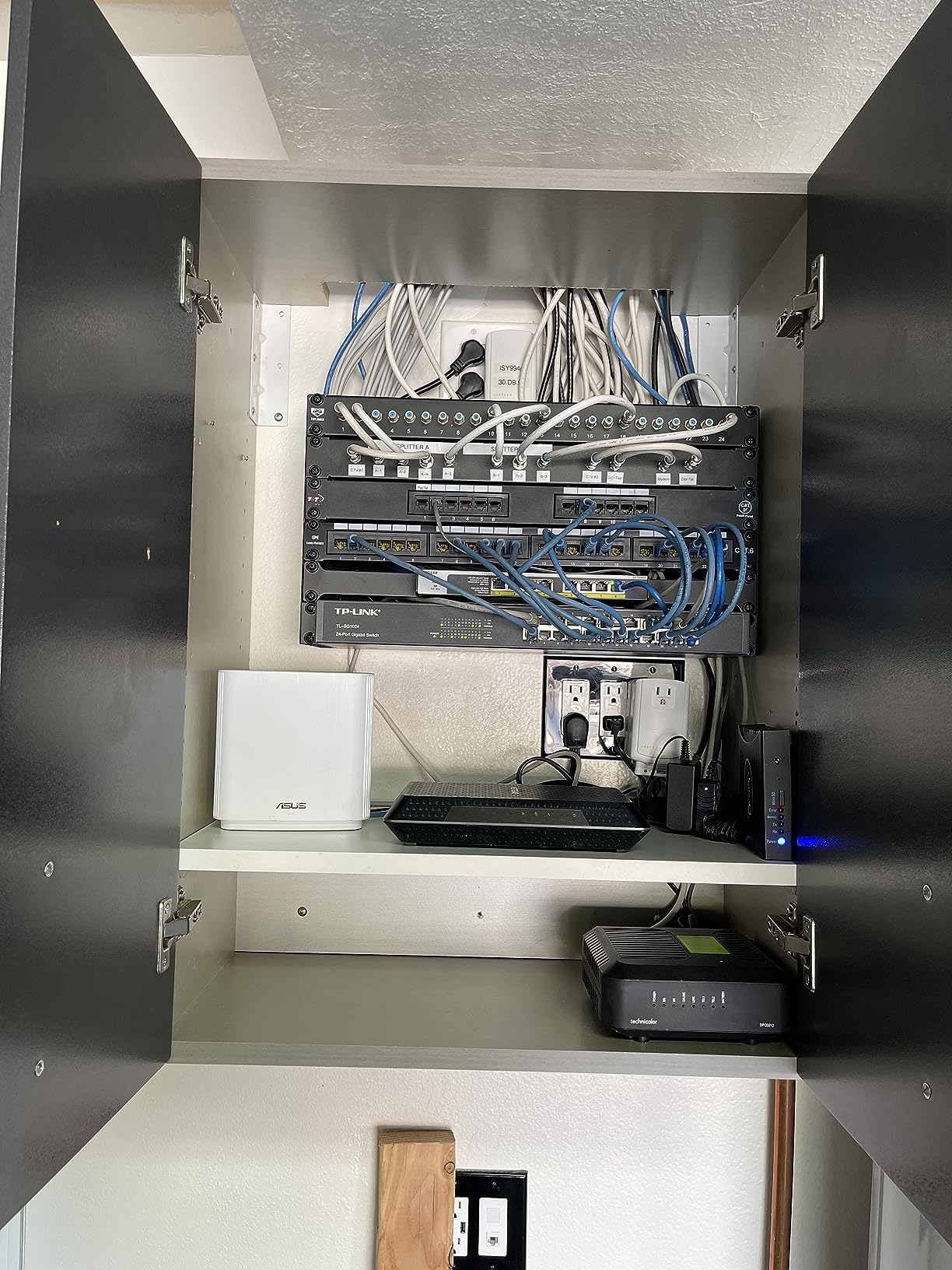 NETGEAR 8-Port Gigabit Ethernet Unmanaged PoE Switch (GS108PP) - with 8 x PoE+ @ 123W Upgradeable, Desktop, Wall Mount or Rackmount customer photo 1