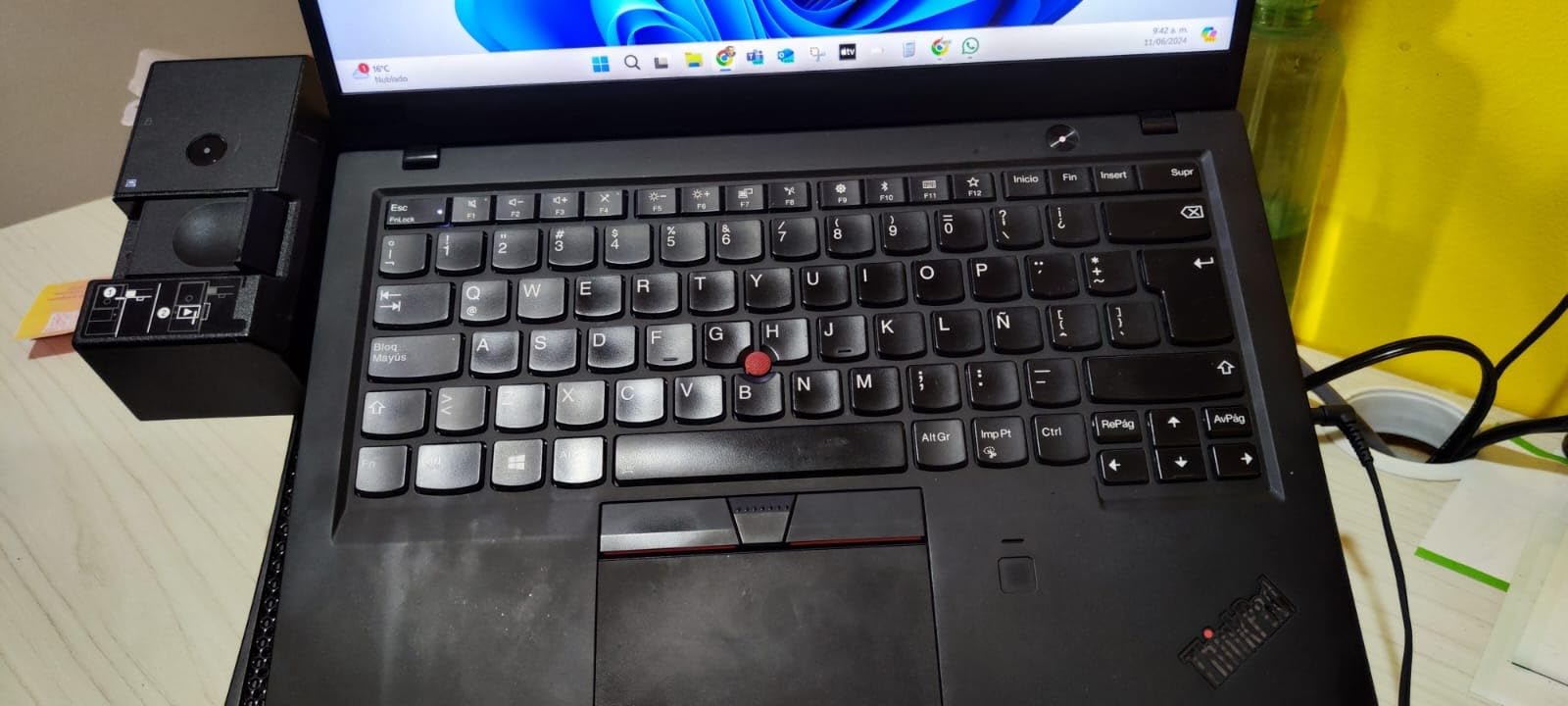 Lenovo ThinkPad Ultra Docking Station US (40AJ0135US) customer photo 1