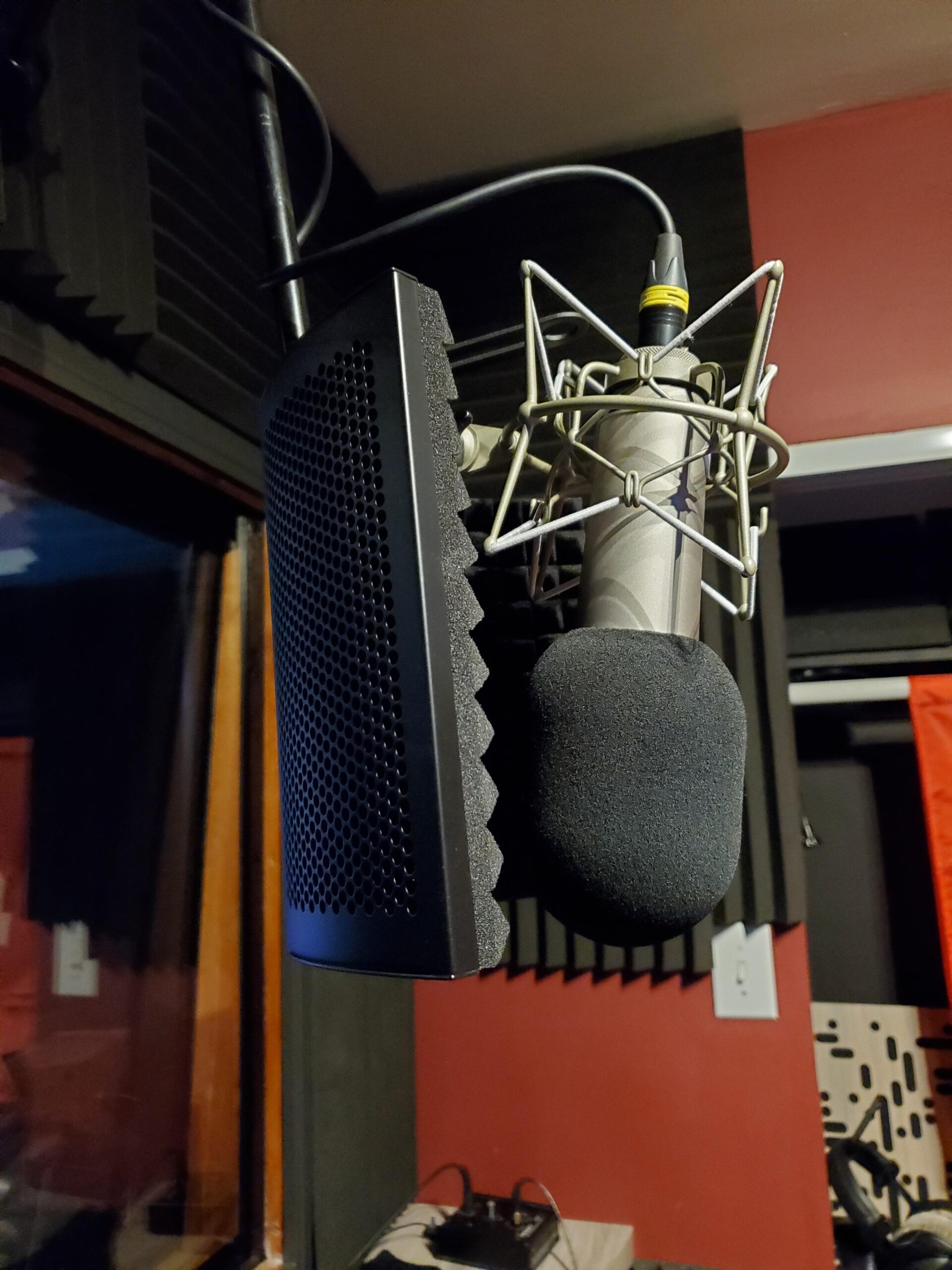 Aokeo Professional Studio Recording Microphone Isolation Shield,Suitable for Blue Yeti and Any Condenser Microphone Recording Equipment (AO-403) customer photo 1