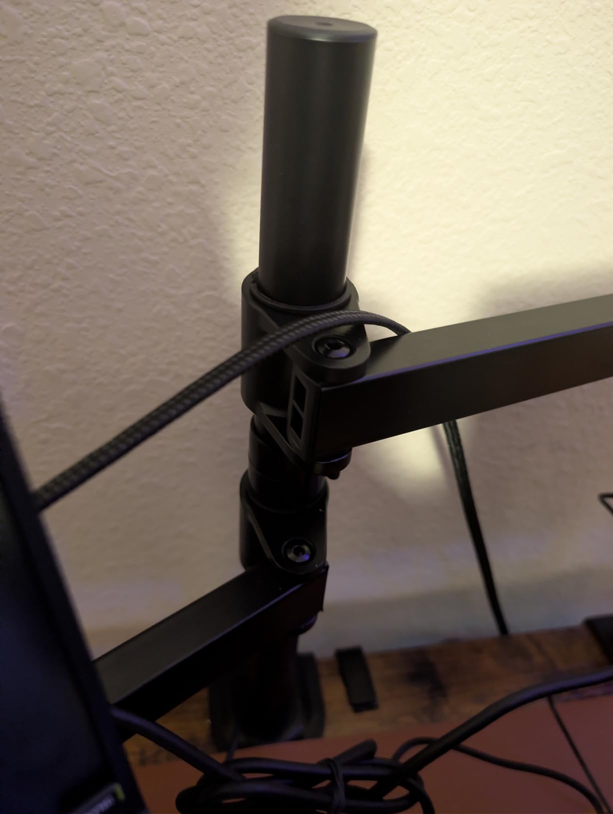 HUANUO Adjustable Monitor Stand, Single Arm Desk Mount for 32 inch Screen and 17 inch Laptop, Heavy Duty Ergonomic Bracket Holds 22lbs customer photo 1