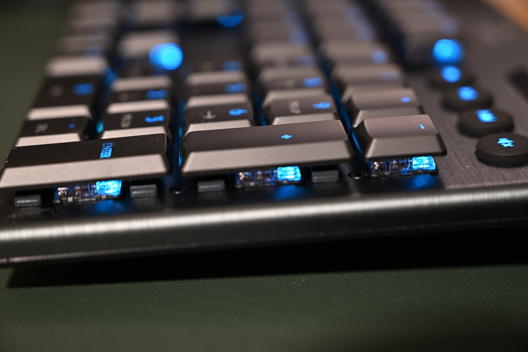 Logitech G915 Lightspeed RGB Mechanical Gaming Keyboard - Low Profile GL Tactile Switches - LIGHTSYNC RGB - Wireless and Bluetooth - Black customer photo 1