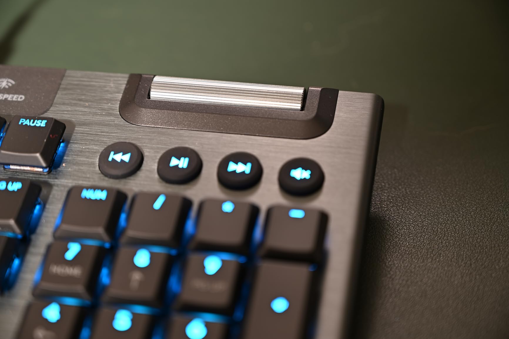 Logitech G915 Lightspeed RGB Mechanical Gaming Keyboard - Low Profile GL Tactile Switches - LIGHTSYNC RGB - Wireless and Bluetooth - Black customer photo 2