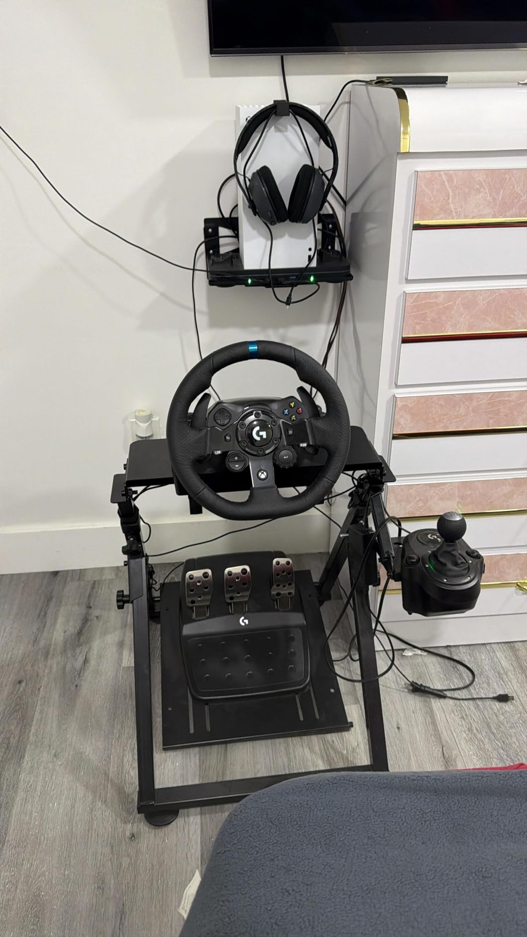 Logitech G923 Racing Wheel and Pedals for Xbox X|S, Xbox One and PC Featuring TRUEFORCE up to 1000 Hz Force Feedback, Responsive Pedal, Dual Clutch Launch Control, and Genuine Leather Wheel Cover customer photo 1