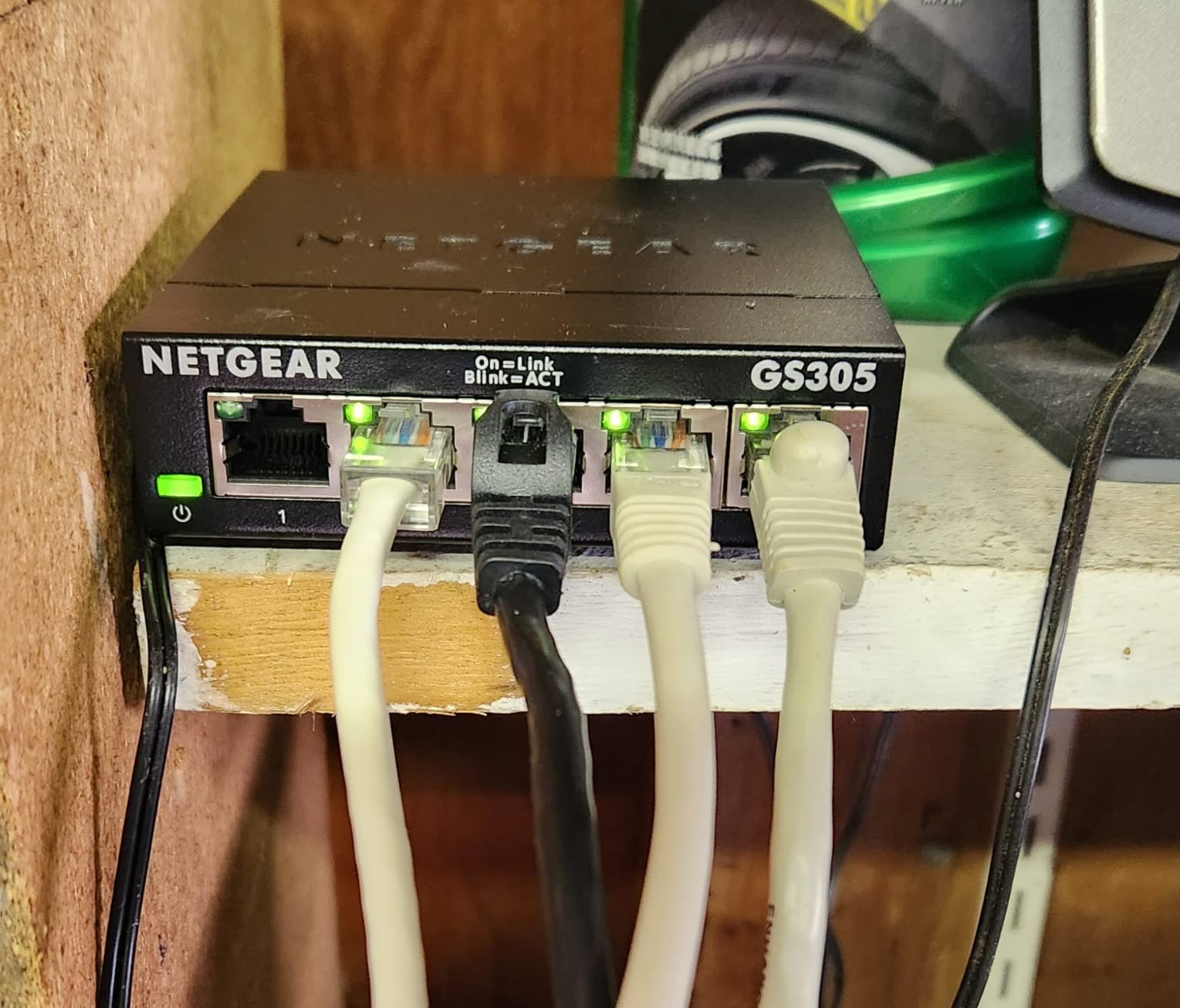 NETGEAR 5-Port Gigabit Ethernet Unmanaged Essentials Switch (GS305) - Home Network Hub, Office Ethernet Splitter, Plug-and-Play, Silent Operation, Desktop or Wall Mount customer photo 2