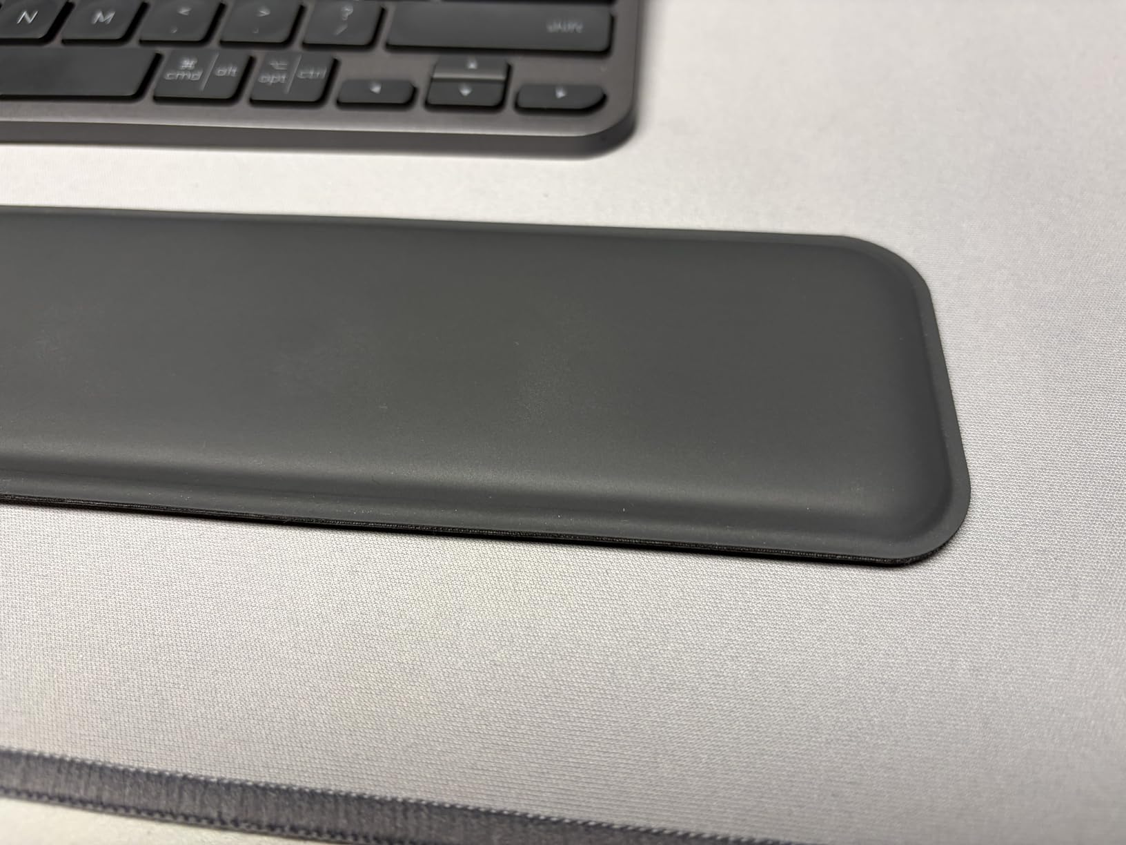 Logitech Palm Rest for MX Keys, Premium,USB Connectivity, No-Slip Support for Hours of Comfortable Typing, Black customer photo 1