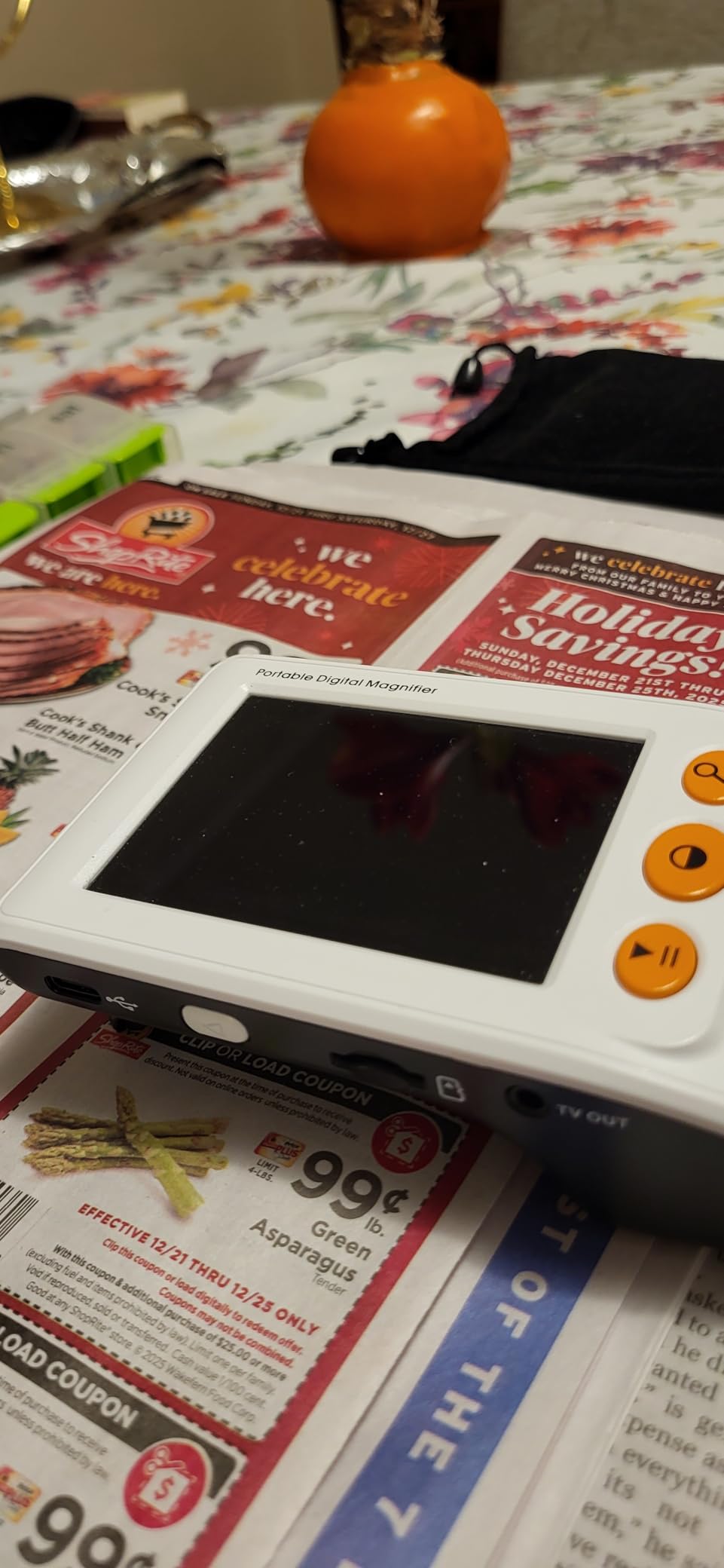 Eyoyo Digital Magnifier Portable Electronic Video Magnifier Reading Aids 3.5 Inch LCD Screen for Low Vision 2x-25x Zoom customer photo 1