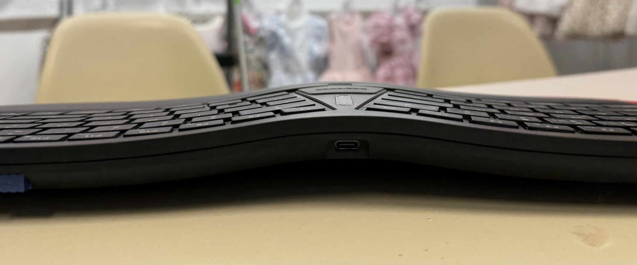 Logitech Ergo K860 Wireless Ergonomic Keyboard - Split Keyboard, Wrist Rest, Natural Typing, Stain-Resistant Fabric, Bluetooth and USB Connectivity, Compatible with Windows/Mac, Black customer photo 2