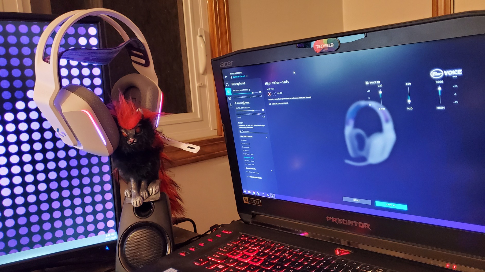 Logitech G733 Lightspeed Wireless Gaming Headset, Suspension Headband, Lightsync RGB, Blue VO!CE Mic, PRO-G Audio - Black, Gaming Headset Wireless, PC, PS5, PS4, Switch Compatible customer photo 1