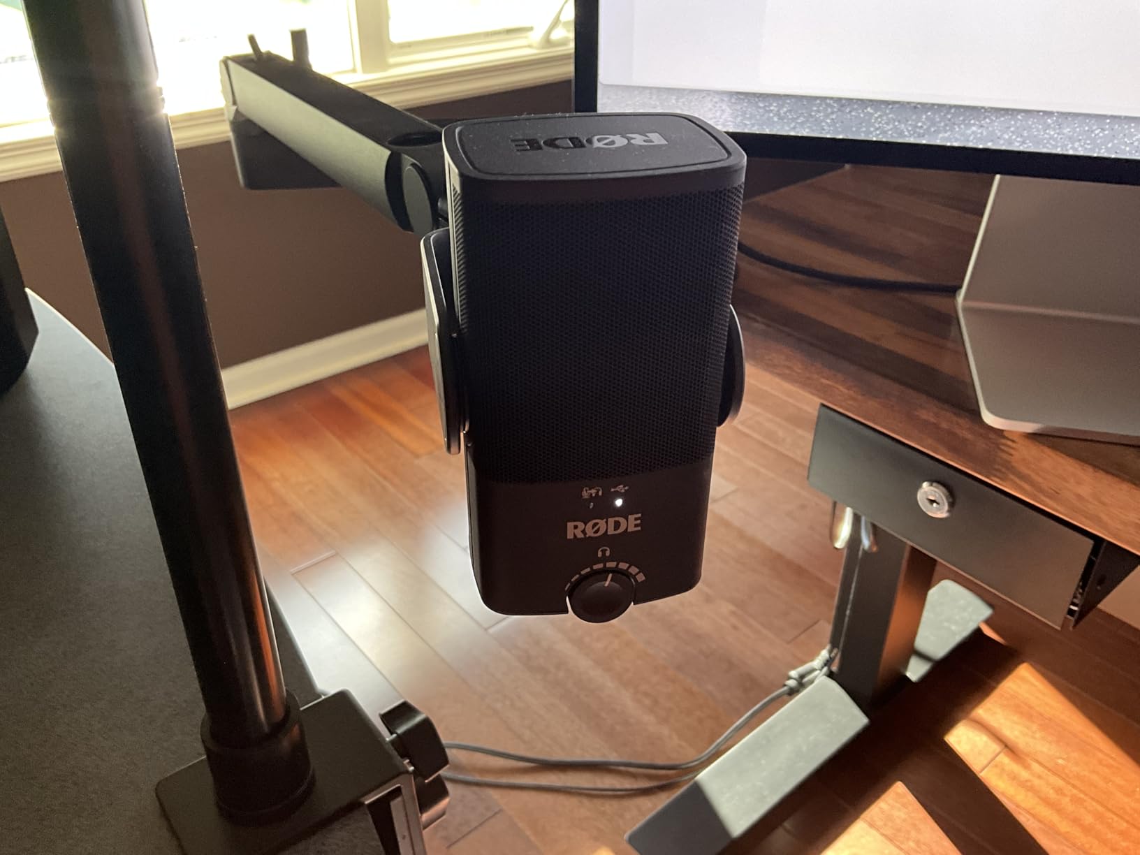 RØDE NT-USB Mini Versatile Studio-quality Condenser USB Microphone with Free Software for Podcasting, Streaming, Gaming, Music Production, Vocal and Instrument Recording, Black customer photo 1