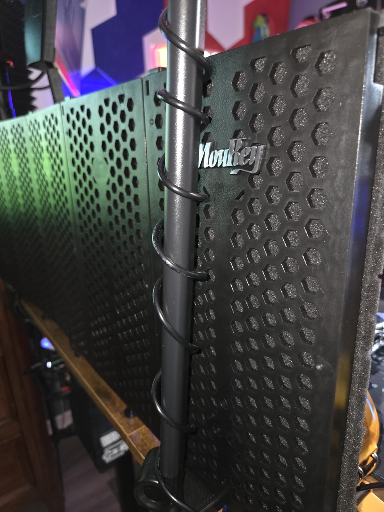 Moukey Microphone Insulation Sound Insulation Sound Shield Isolation, 5 Sides Microphone Sound-Absorbing Foam Reflector for Recording Studio, Podcasts, Vocals and Broadcasting customer photo 2