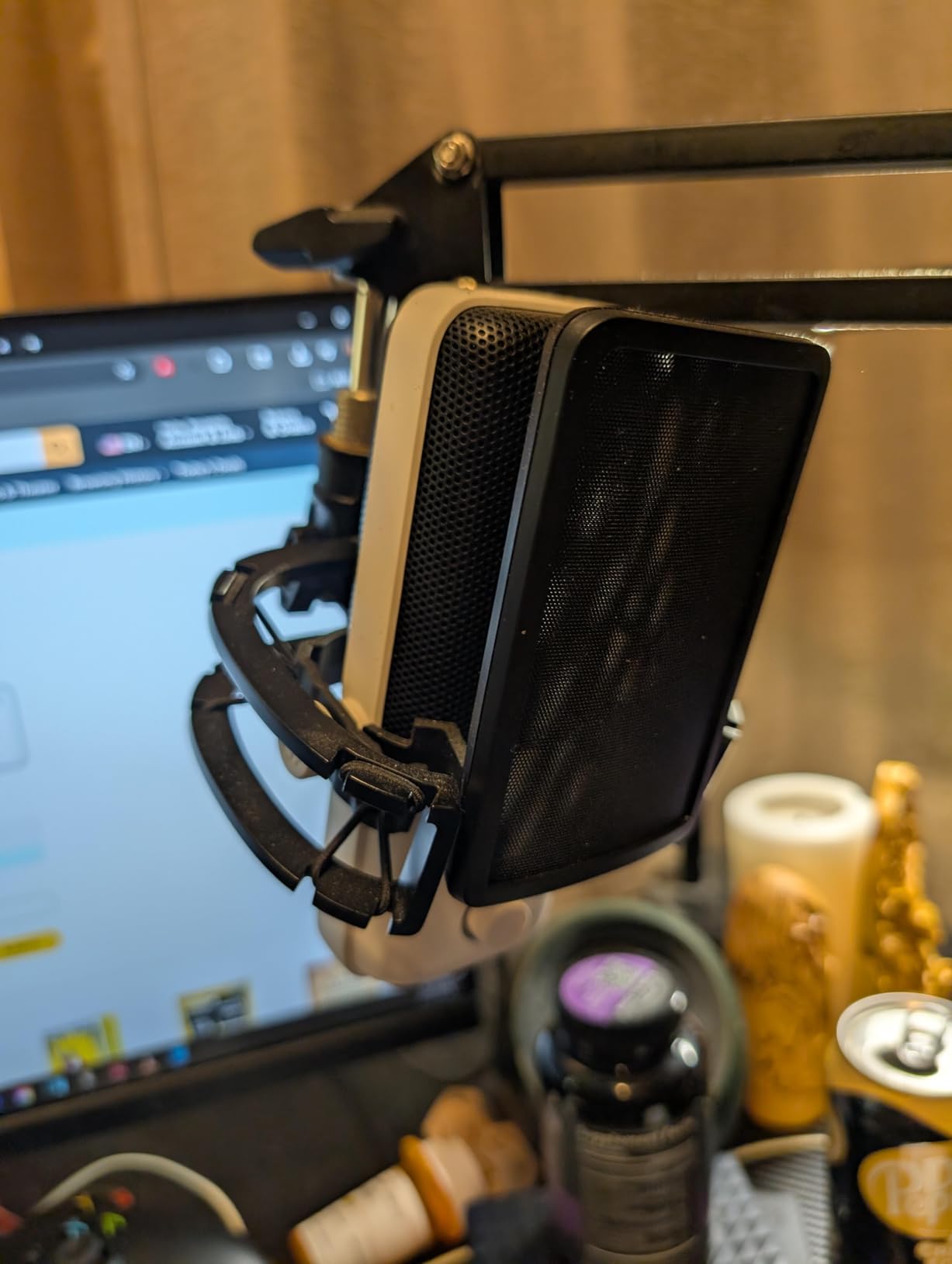 Elgato Wave:3 - Premium Studio Quality USB Condenser Microphone for Streaming, Podcast, Gaming and Home Office, Free Mixer Software, Sound Effect Plugins, Anti-Distortion, Plug 'n Play, for Mac, PC customer photo 1