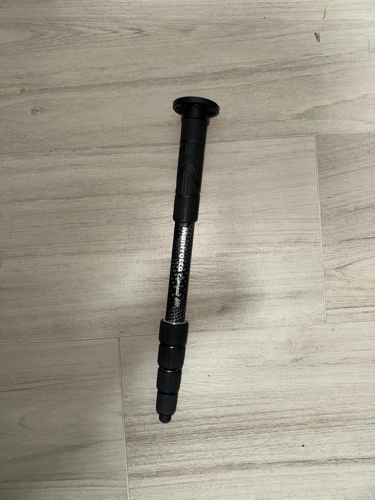 Manfrotto Element MII MMELMIIA5BK, Lightweight 5-Section Aluminium Travel Camera Monopod, with Wrist Strap, Rubber Grip, Twist Locks, Load up 15kg, for Compact Cameras, Mirrorless, DSLR, Black customer photo 2