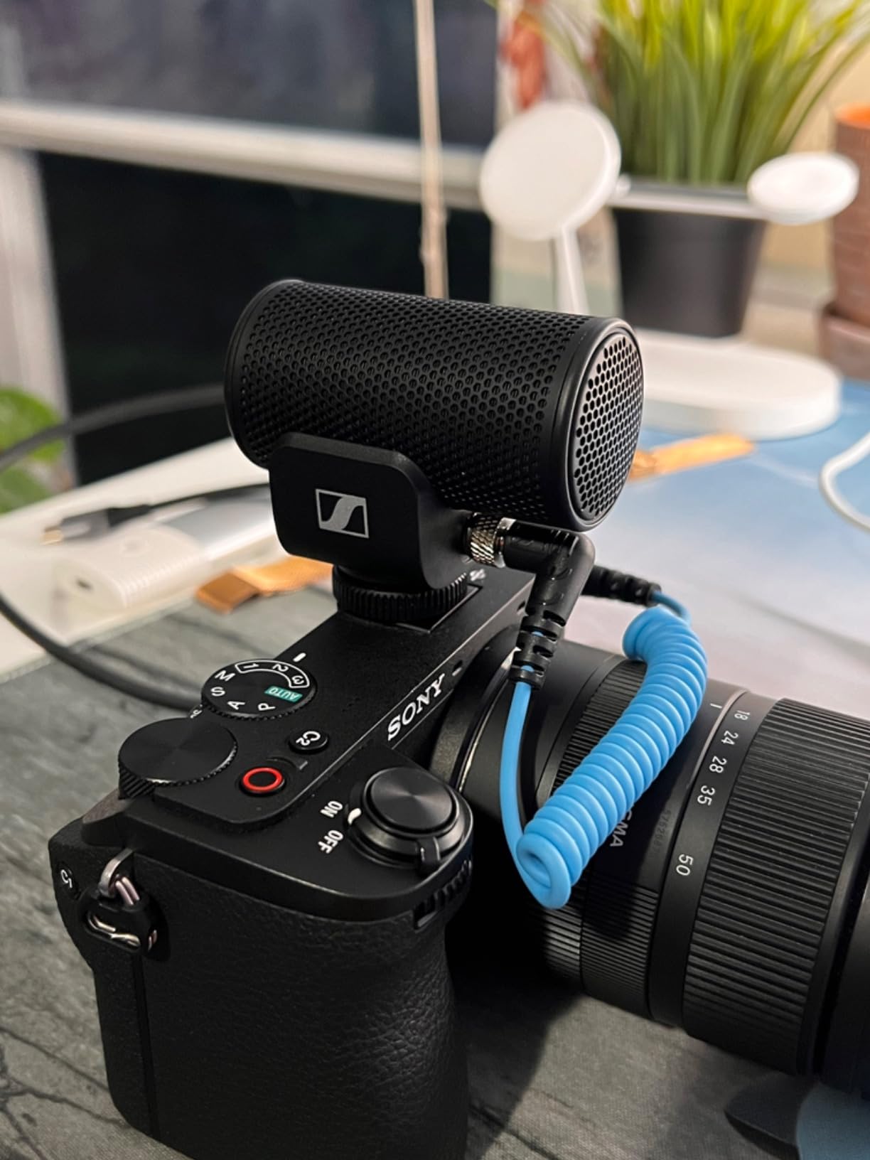 SENNHEISER Professional MKE 200 Directional On-Camera Microphone with 3.5mm TRS and TRRS Connectors for DSLR, Mirrorless & Mobile, Auxiliary customer photo 2