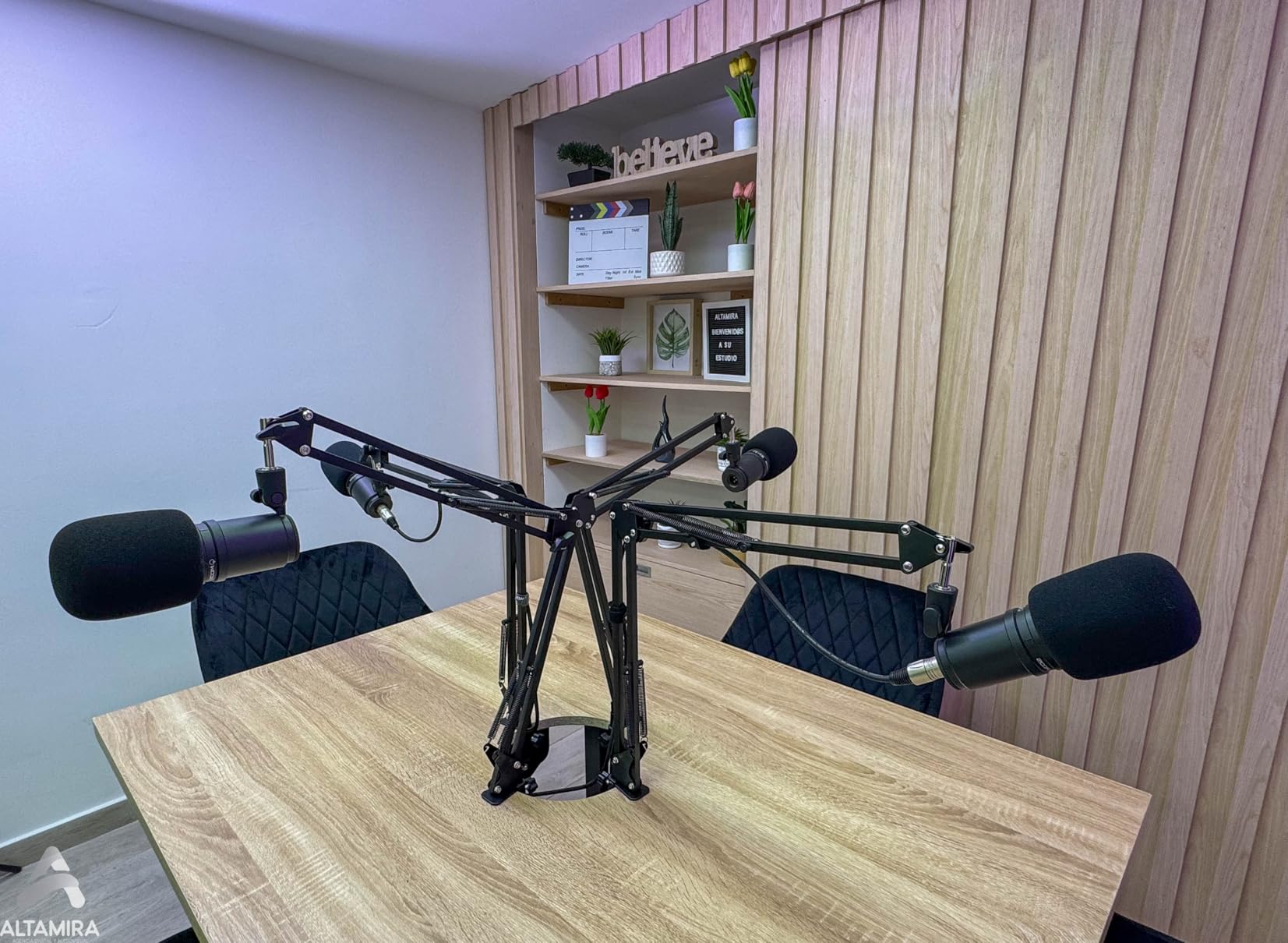 Zoom ZDM-1 Dynamic Microphone for Podcasts, Voice-Overs, Vocals, and More, High SPL Capability, Sturdy Metal Body, and Large Diaphragm customer photo 1