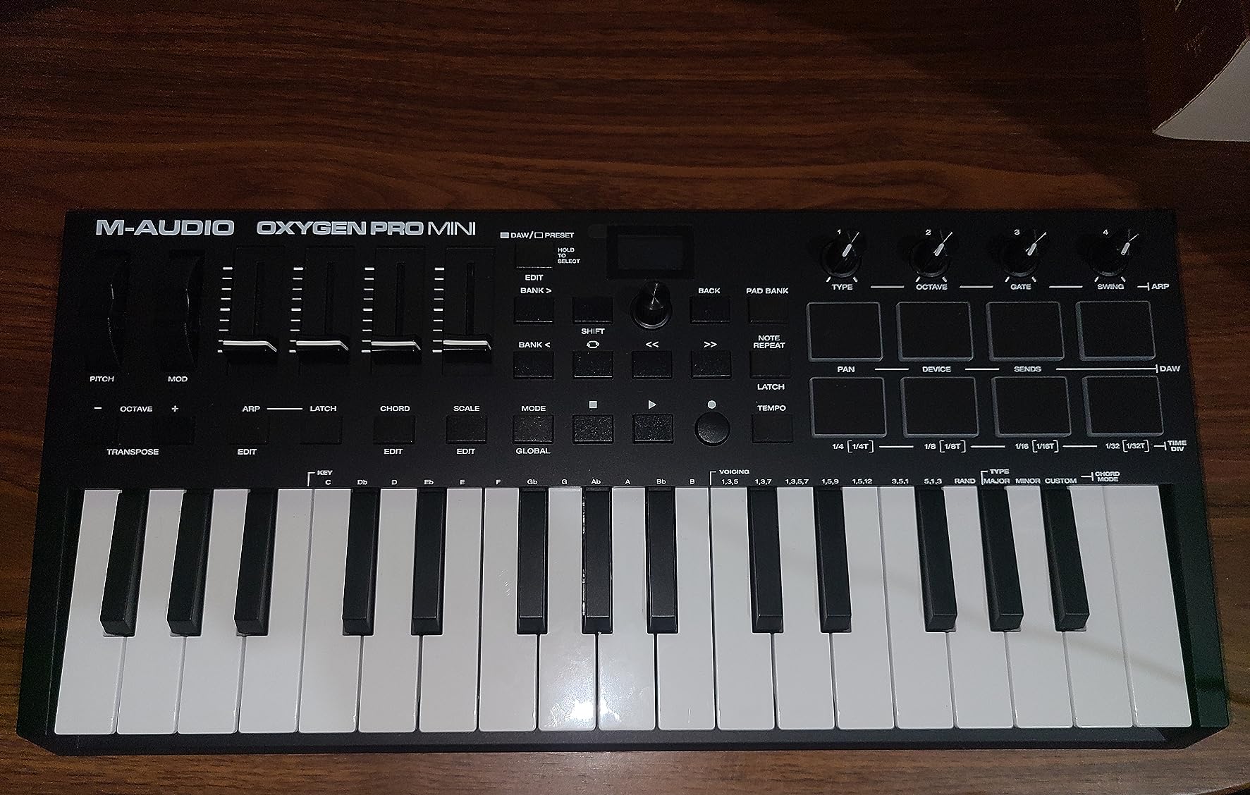 M-Audio Oxygen Pro Mini 32-Key USB MIDI Keyboard Controller for MacOS and WinOS, with Beat Pads, Assignable Knobs and Faders, and Native Instruments Sound Pack (NKS Integration) customer photo 2