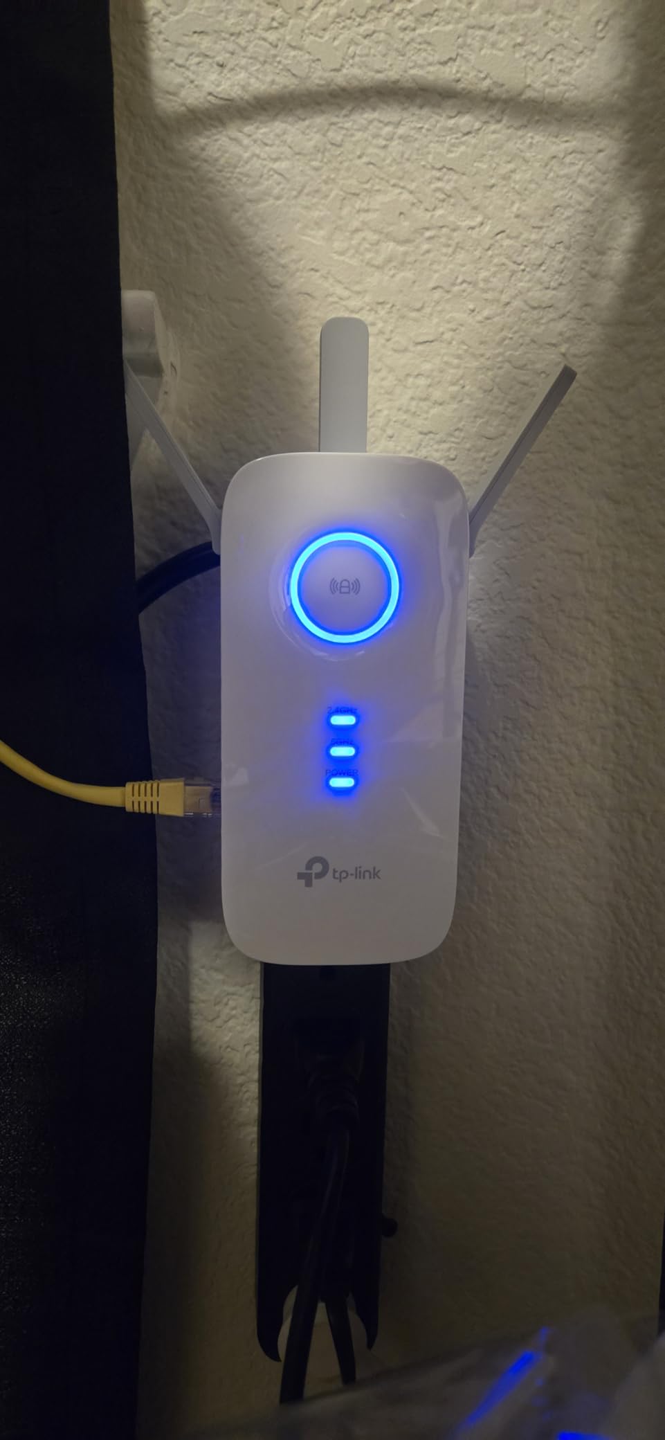 TP-Link AC1900 WiFi Range Extender RE550 | Dual-Band Wireless Repeater Amplifier w/Gigabit Ethernet Port | Up to 2200 Sq. Ft., 32 Devices | Internet Signal Booster | APP Setup | EasyMesh Compatible customer photo 1