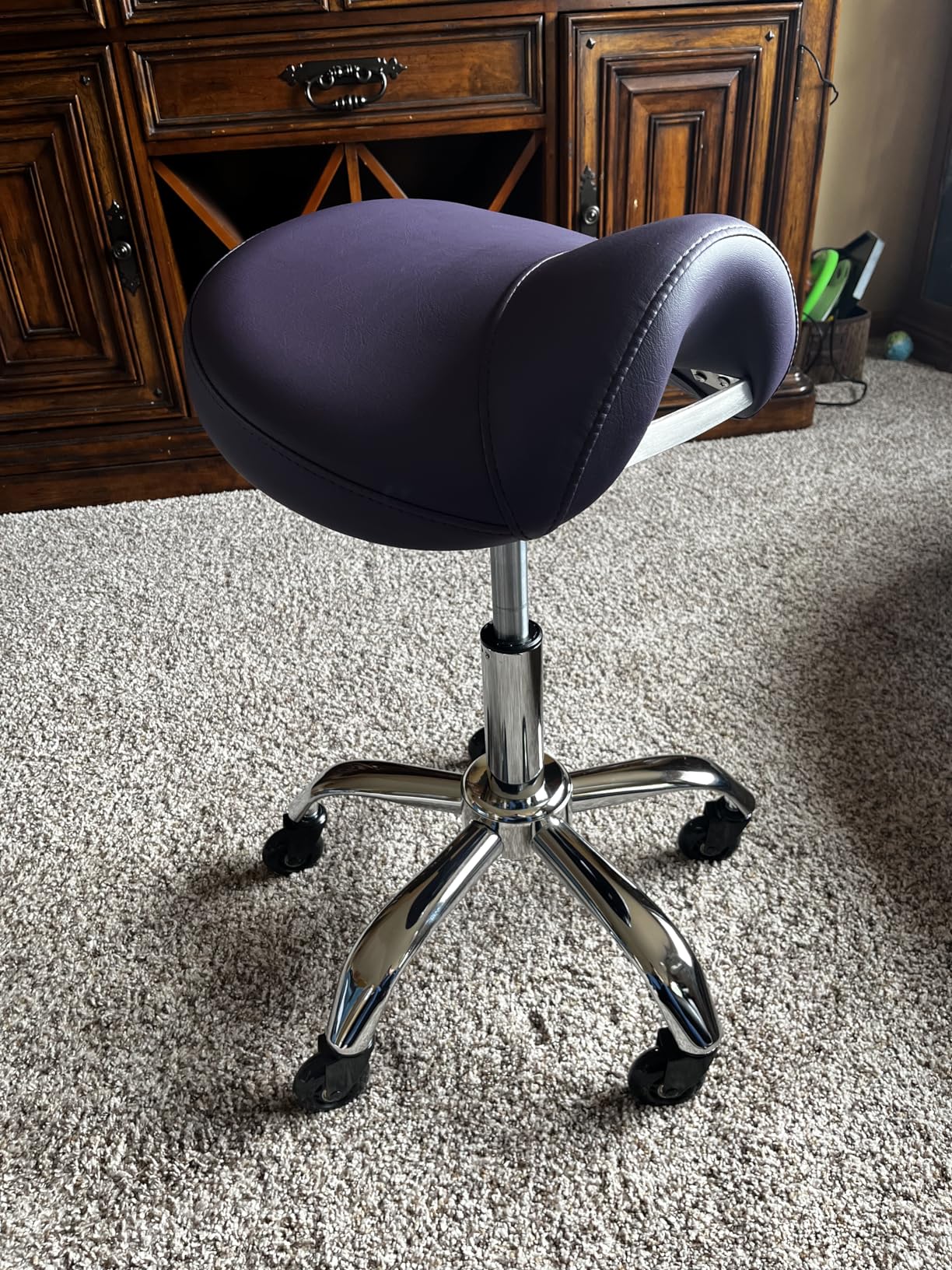 SALONFACTORY Saddle Stool with Wheels 300 lbs Weight Capacity, Heavy Duty Rolling Stool for Medical Massage Salon Kitchen Spa Drafting Nail-Tech, Height Adjustable, 360 Swivel, Wide Thick Seat Padding customer photo 1