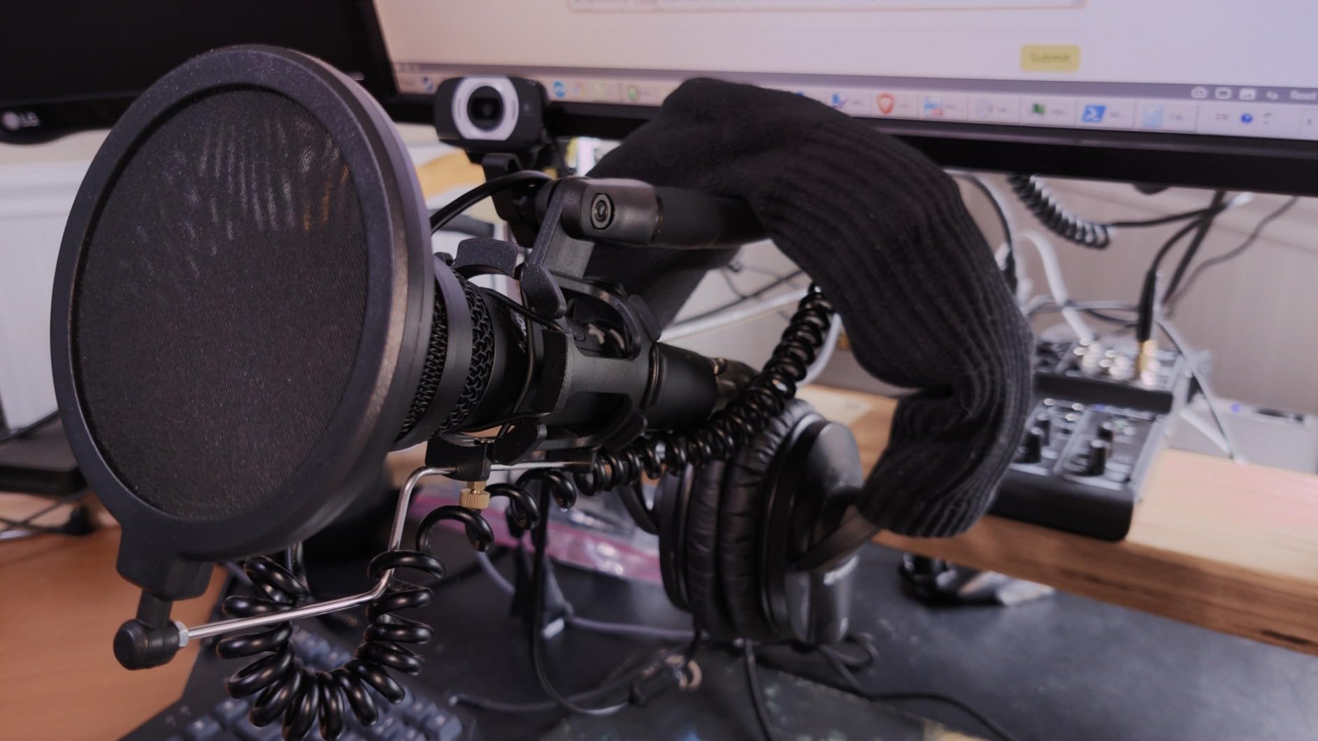 MAONO USB/XLR Podcast Dynamic Microphone, Studio Mic Kit with Volume Control, Shock Mount, Pop Filter, Ideal for Vocal, Instruments Recording, Voice Over, Live Streaming (HD300T) customer photo 1