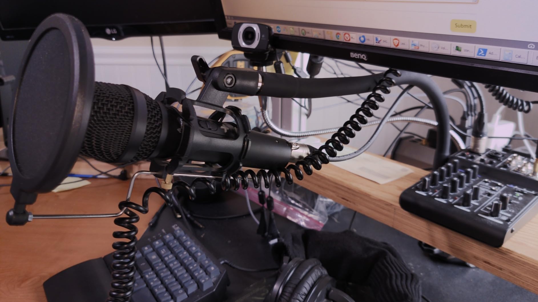 MAONO USB/XLR Podcast Dynamic Microphone, Studio Mic Kit with Volume Control, Shock Mount, Pop Filter, Ideal for Vocal, Instruments Recording, Voice Over, Live Streaming (HD300T) customer photo 2