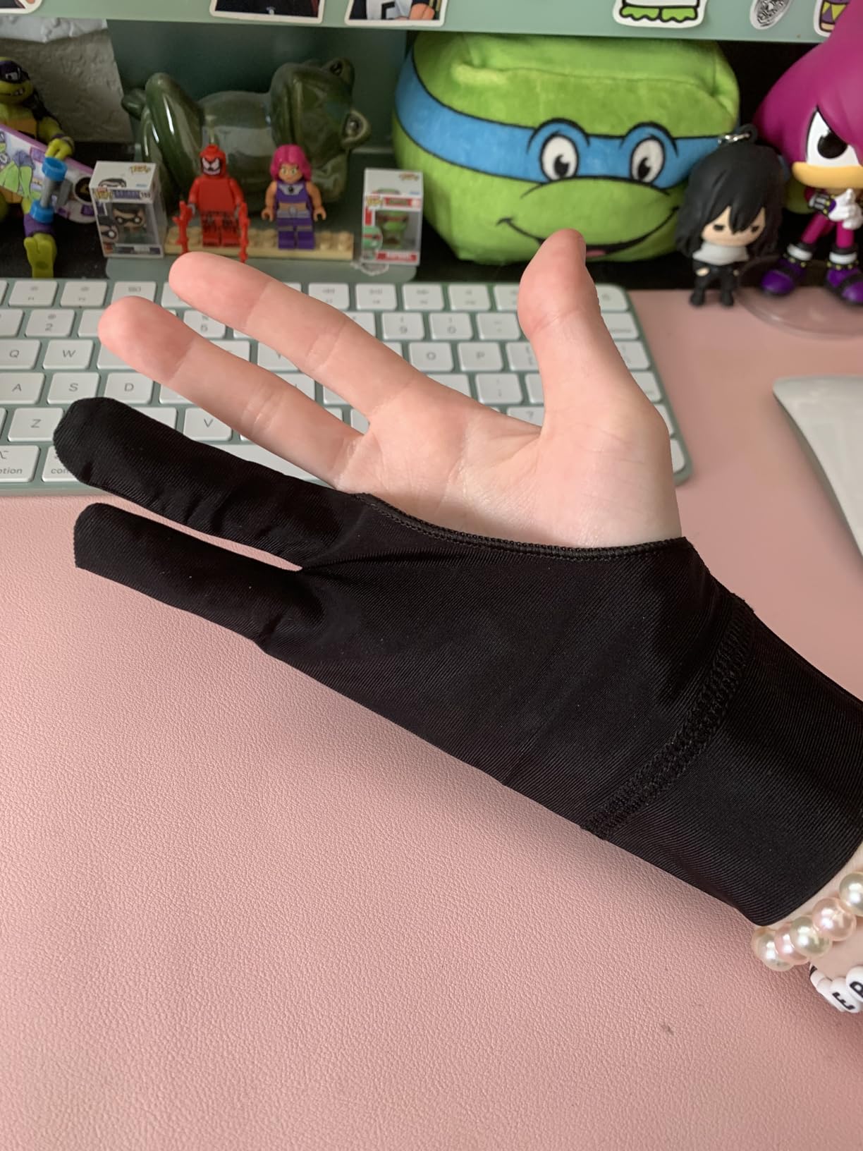 XENCELABS Drawing Glove, Breathable Artist Glove for Drawing Tablet, Two Fingers for Left Right Hand Black Size L customer photo 1