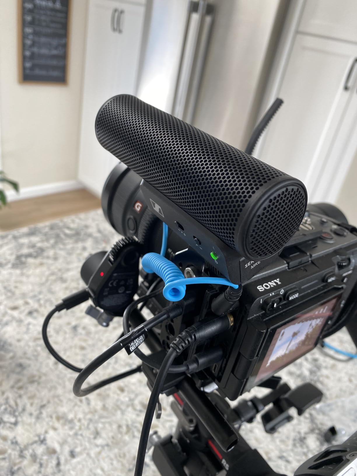 SENNHEISER Professional MKE 400 Directional On-Camera Shotgun Microphone with 3.5mm TRS and TRRS Connectors for DSLR, Mirrorless & Mobile, Connects with Auxiliary customer photo 1