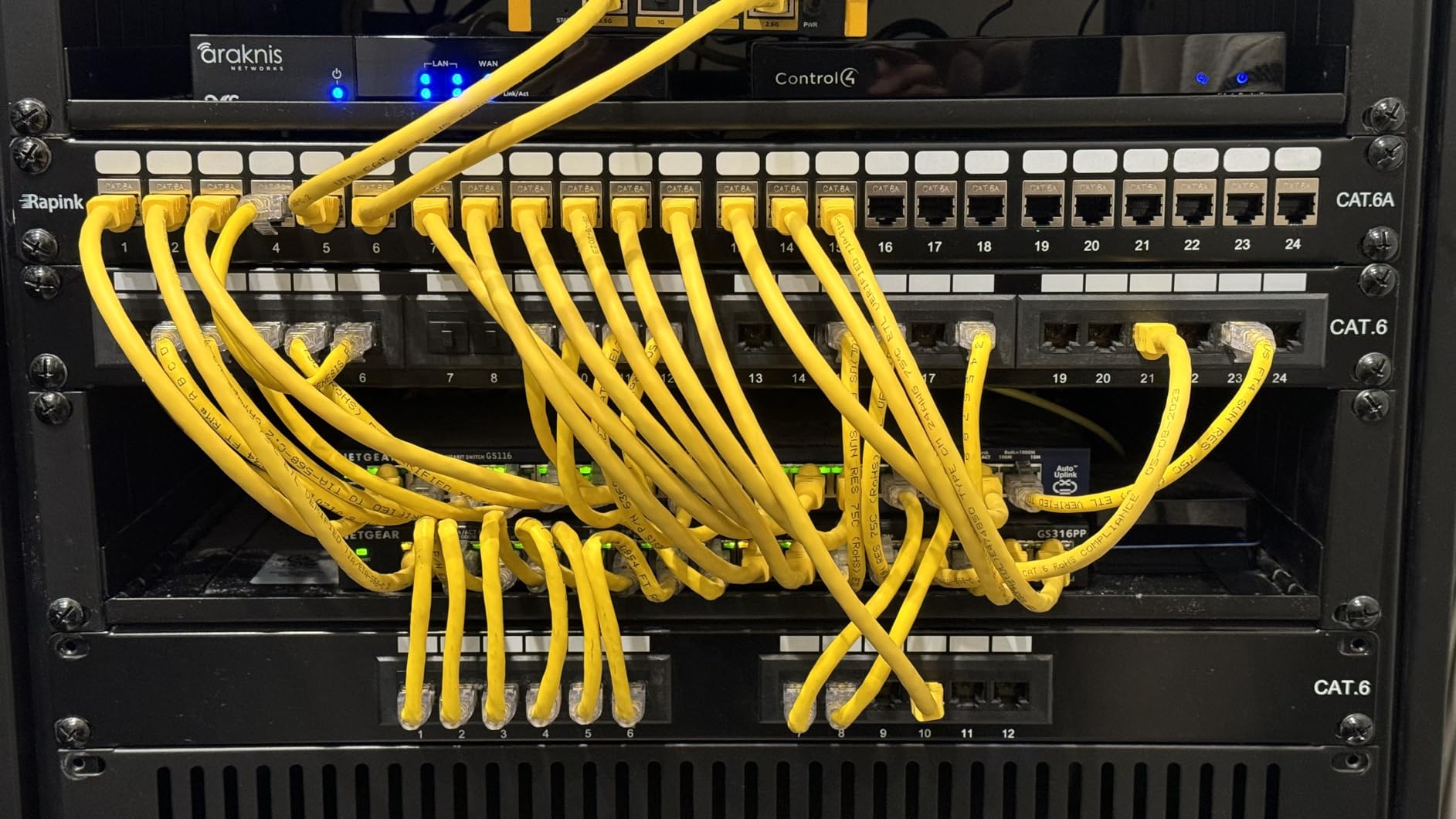 Rapink Patch Panel 24 Port Cat6A with Inline Keystone 10G Support, Coupler Patch Panel STP Shielded 19-Inch with Removable Back Bar, 1U Network Panel for Cat7, Cat6, Cat6A, Cat5e customer photo 1