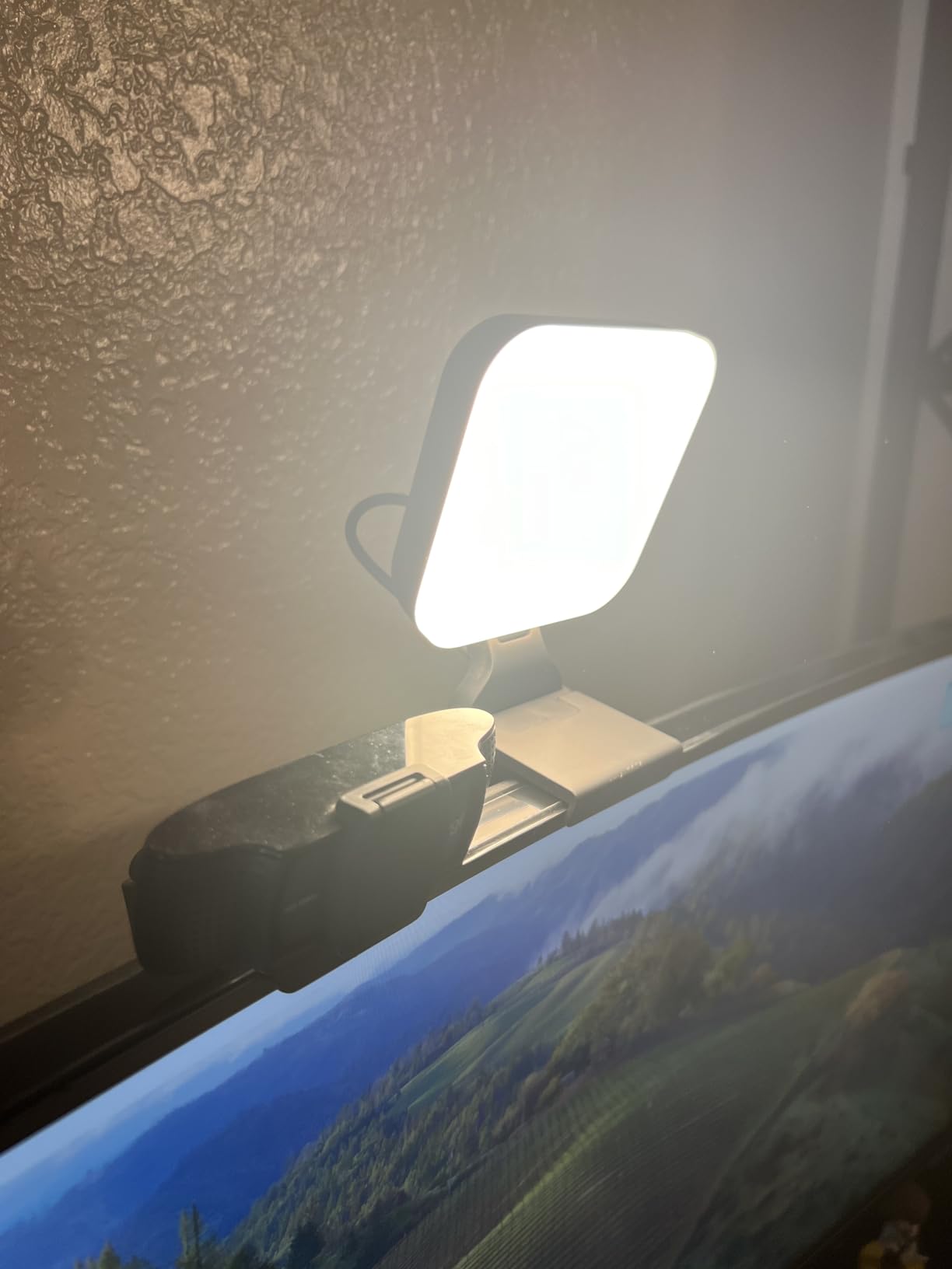 Logitech for Creators Litra Glow Premium LED Streaming Light with TrueSoft- Computer lighting for video conferencing, Zoom meetings, with adjustable mount and desktop app control for PC/Mac - Graphite customer photo 2