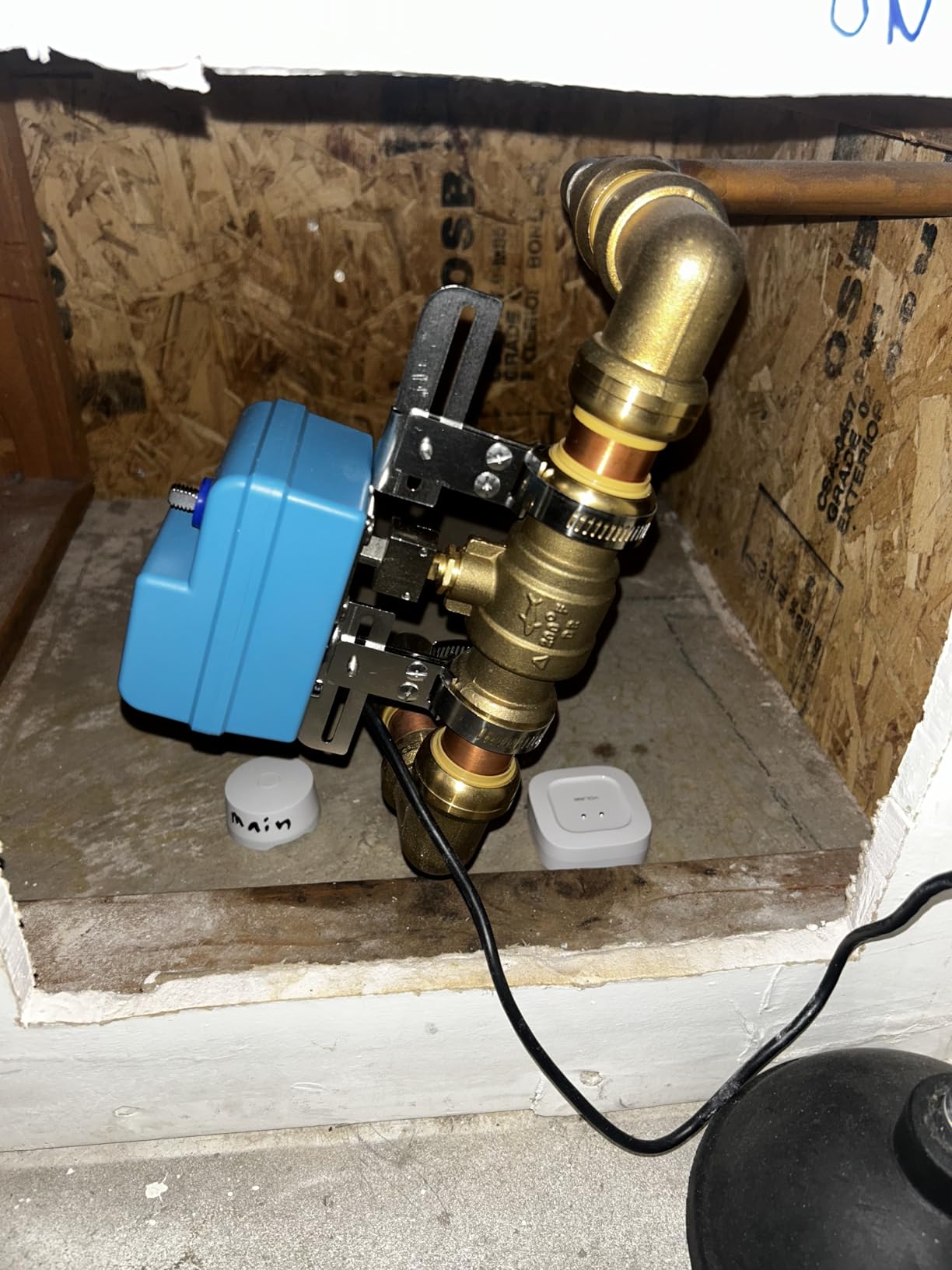 YoLink DIY Automatic Water Leak Detection & Shut-Off Starter Kit, EVO Valve Operator, Wireless Valve Controller, (3) Leak Sensors, Hub customer photo 2